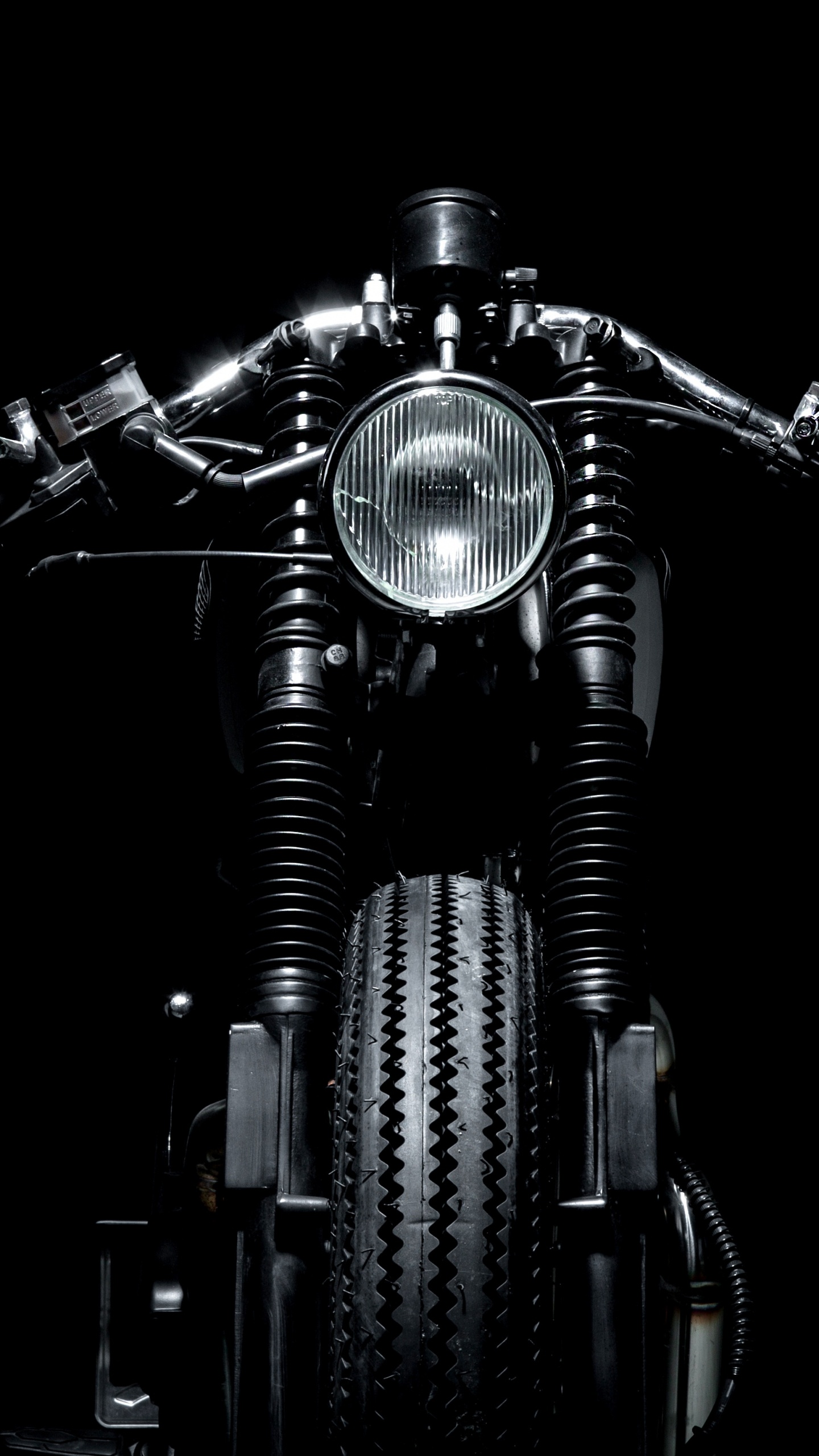 Schwarzes Motorrad in Graustufenfotografie. Wallpaper in 1440x2560 Resolution