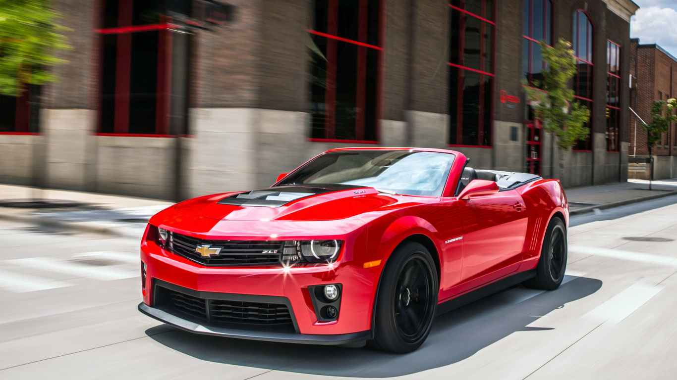 Roter Chevrolet Camaro Parkte Vor Braunem Gebäude. Wallpaper in 1366x768 Resolution