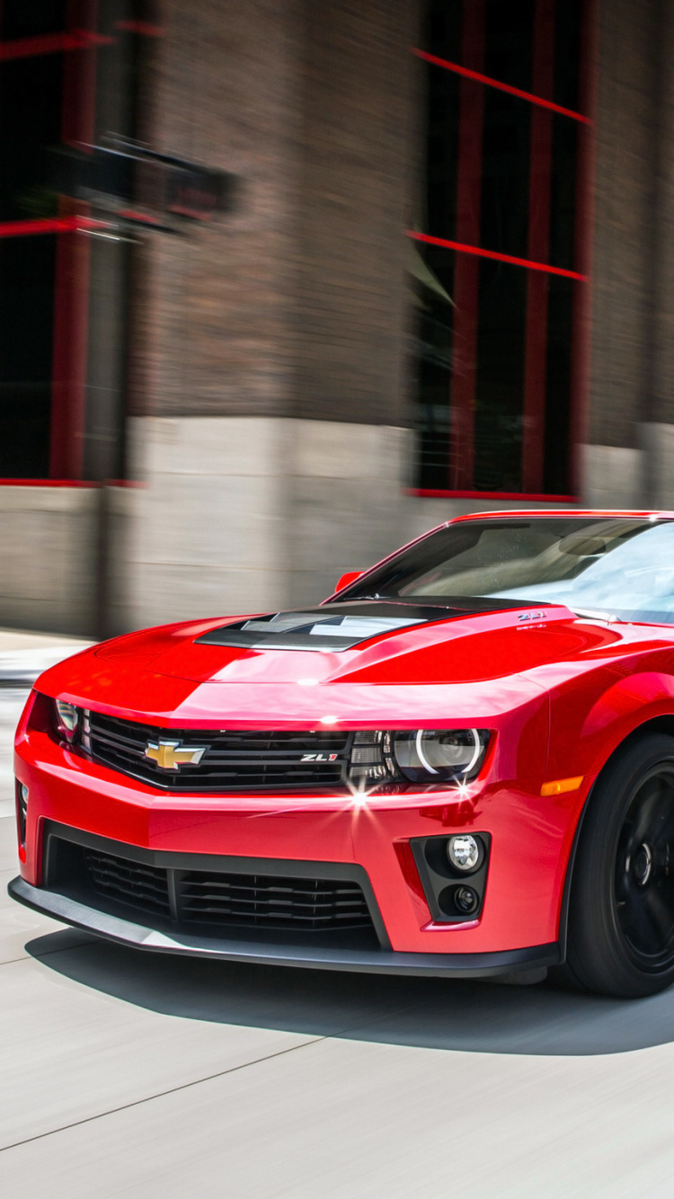 Chevrolet Camaro Rojo Estacionado en Frente Del Edificio Marrón. Wallpaper in 750x1334 Resolution