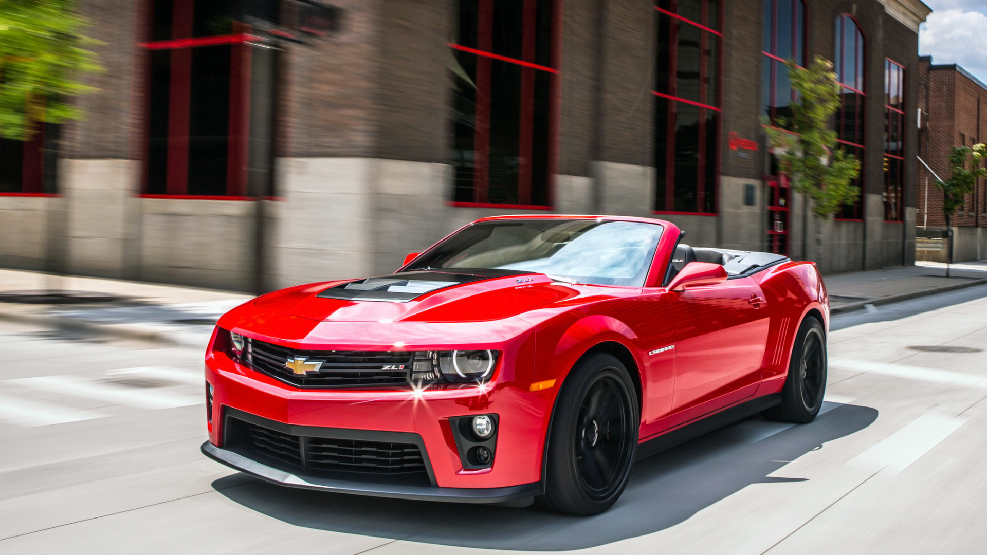 Chevrolet Camaro Rouge Garée Devant le Bâtiment Brun. Wallpaper in 1920x1080 Resolution