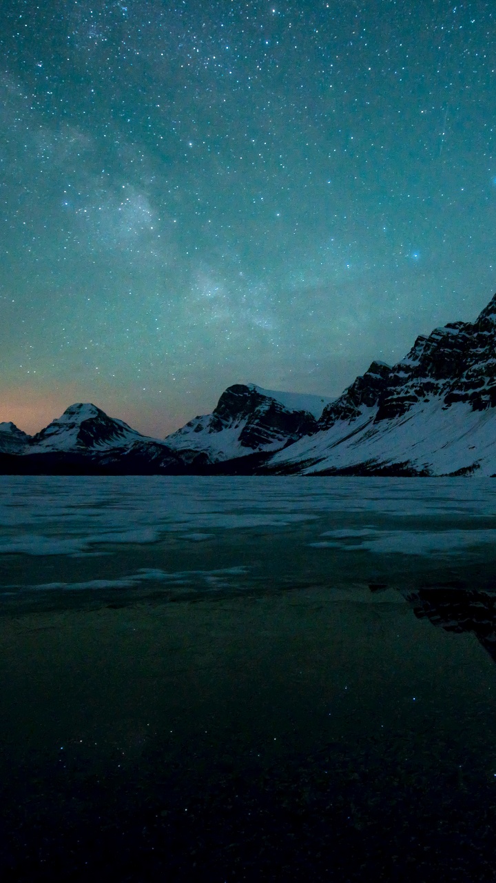 Montagne Couverte de Neige Pendant la Nuit. Wallpaper in 720x1280 Resolution