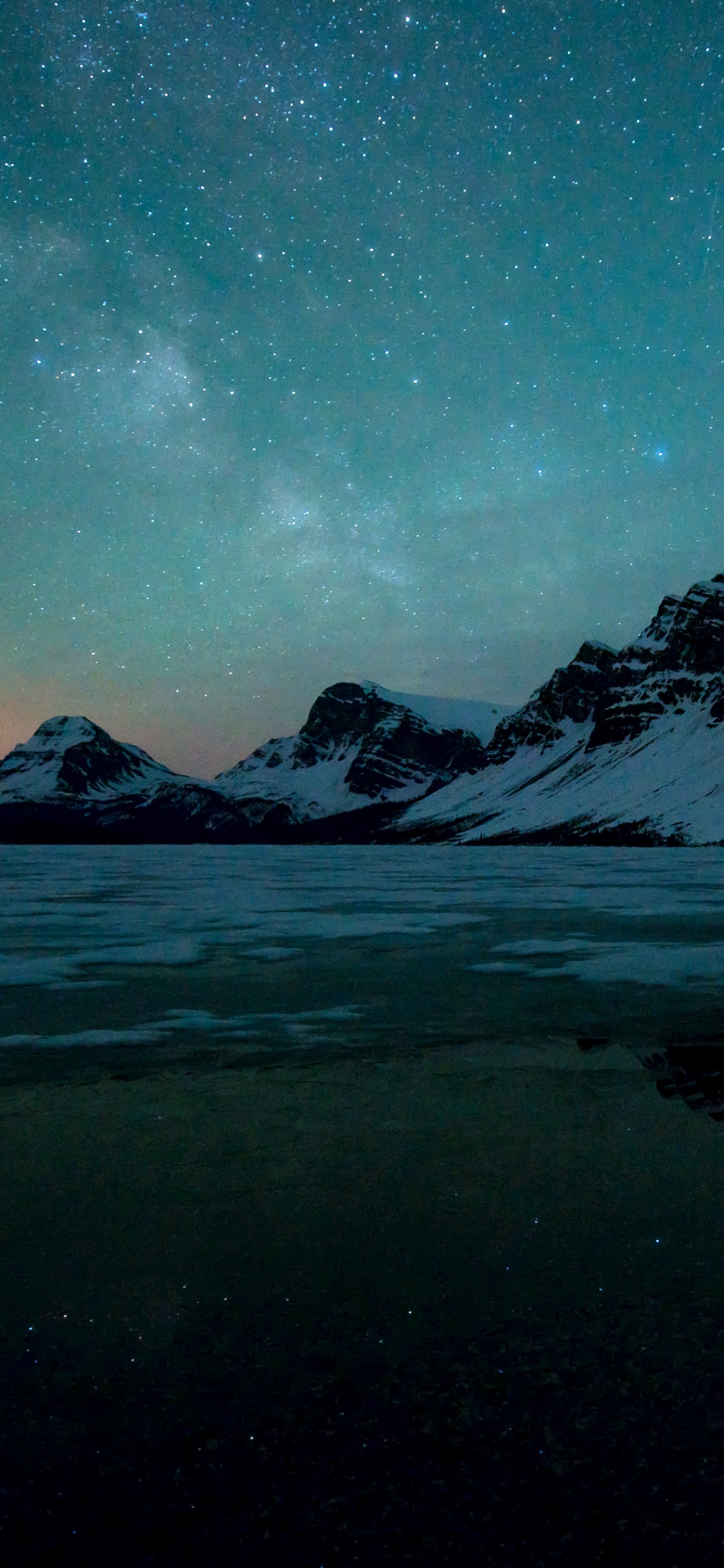 Schneebedeckter Berg Während Der Nacht. Wallpaper in 1125x2436 Resolution