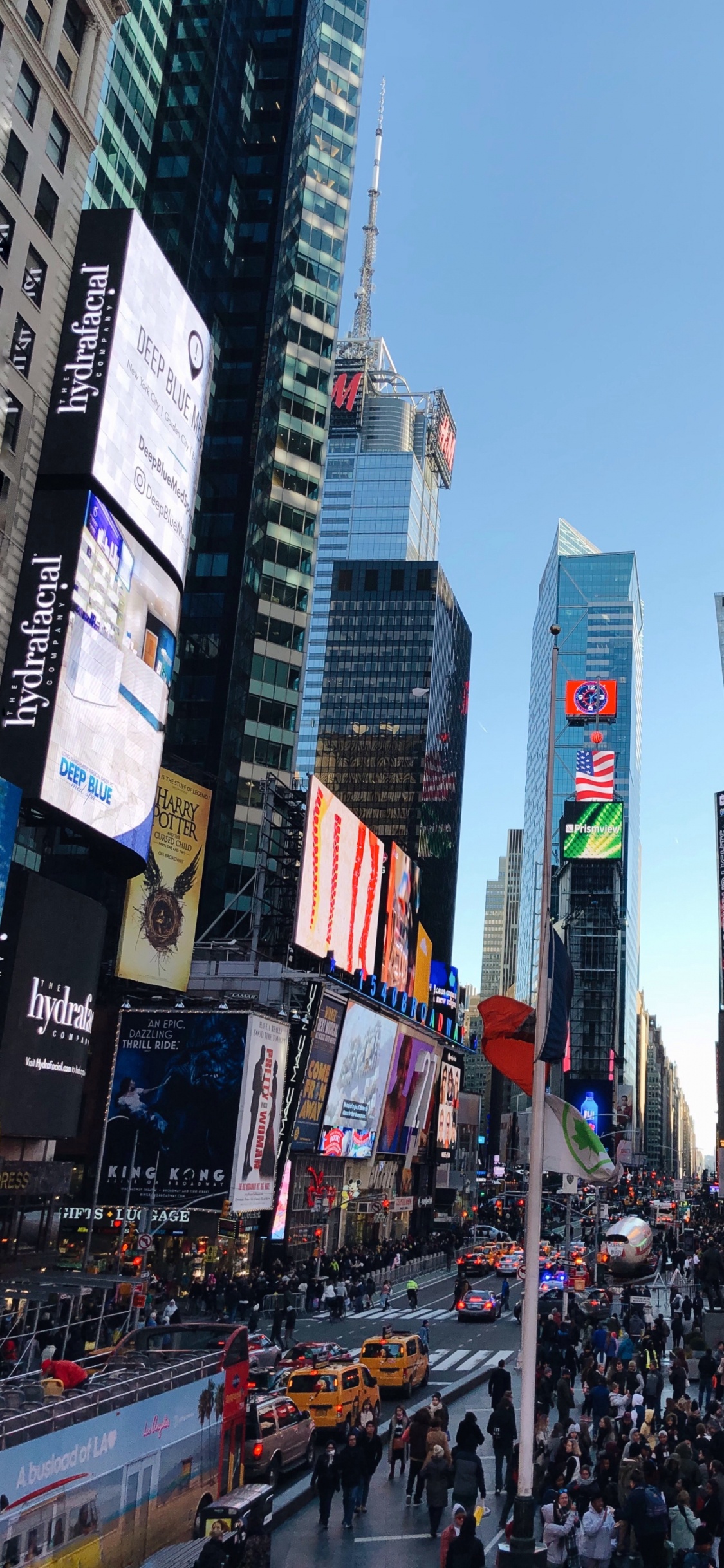 People Walking on Street During Daytime. Wallpaper in 1125x2436 Resolution