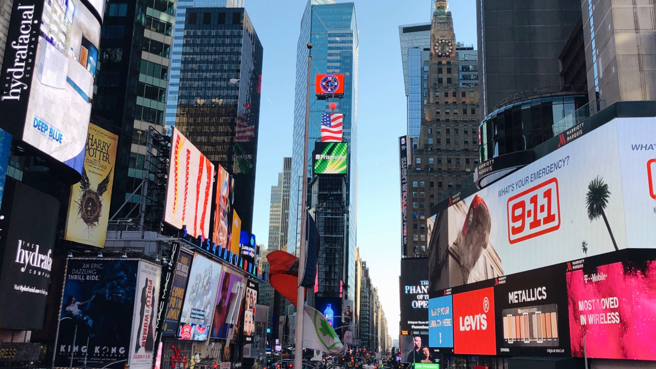 Gente Caminando en la Calle Durante el Día. Wallpaper in 1280x720 Resolution