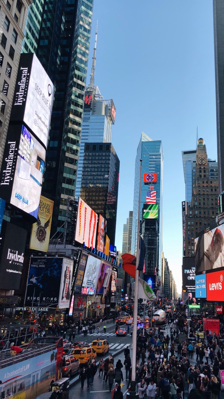 Gente Caminando en la Calle Durante el Día. Wallpaper in 720x1280 Resolution