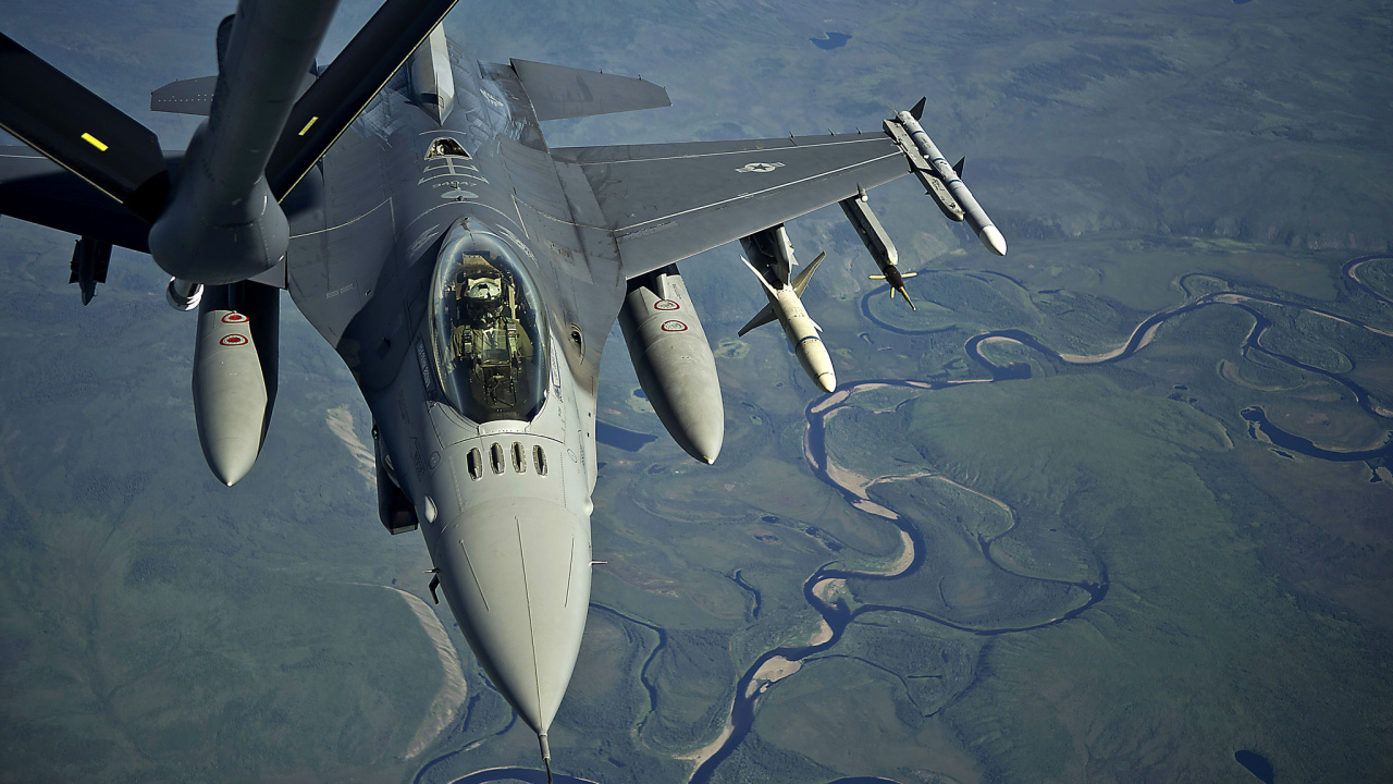 Gray Fighter Jet on Mid Air During Daytime. Wallpaper in 1280x720 Resolution