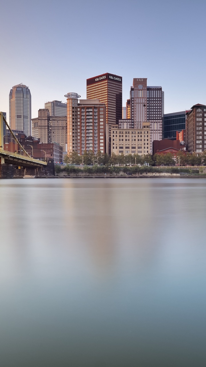 Plan D'eau Près Des Bâtiments de la Ville Pendant la Journée. Wallpaper in 720x1280 Resolution