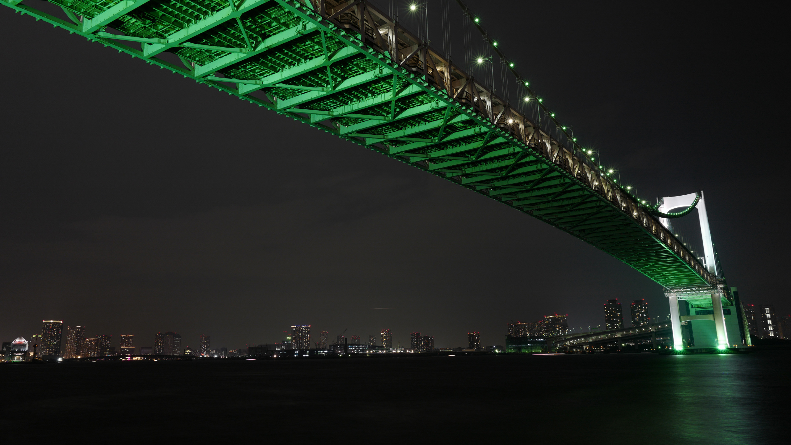 Pont Au-dessus D'un Plan D'eau Pendant la Nuit. Wallpaper in 2560x1440 Resolution