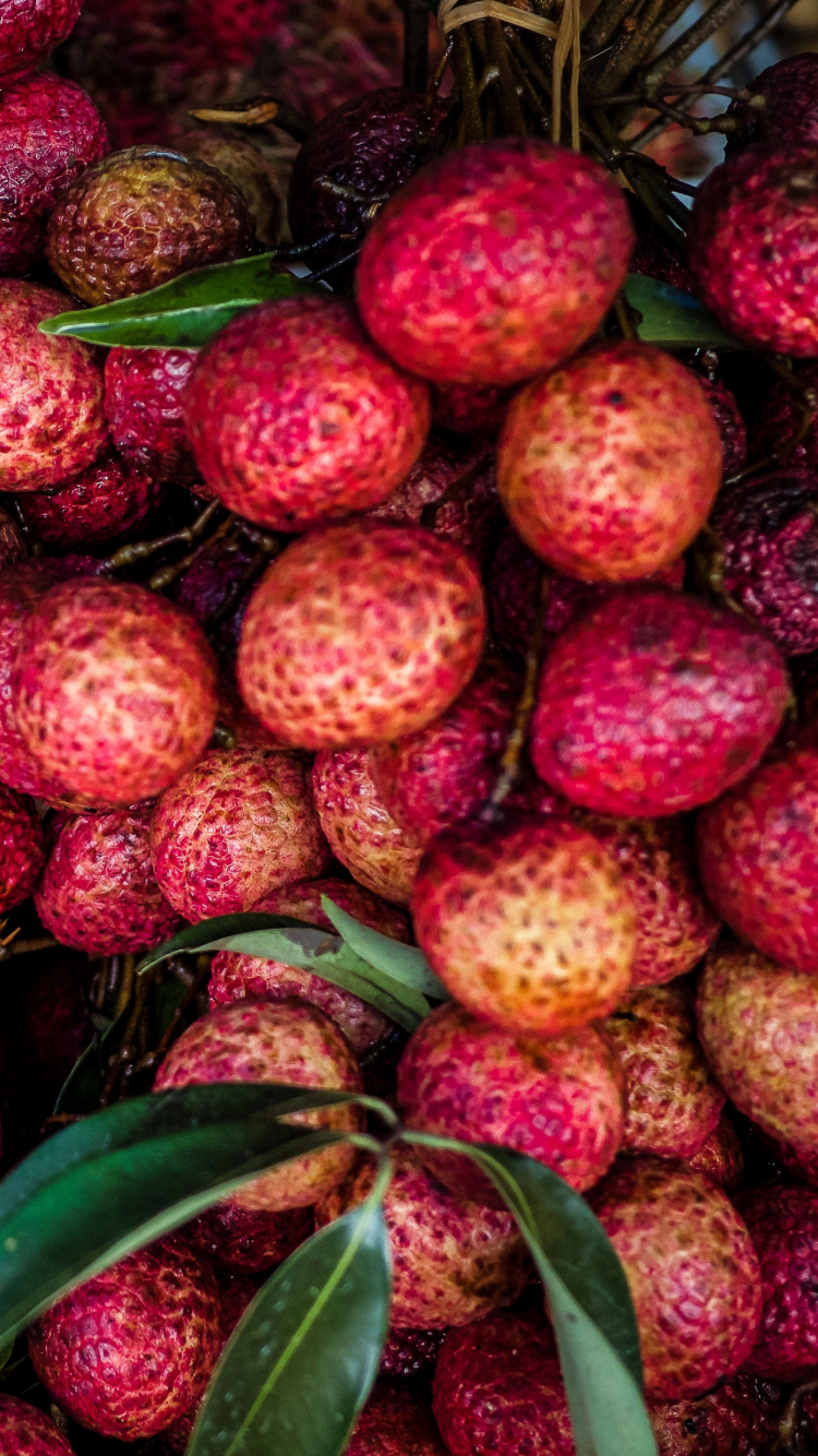Fresas Rojas en Canasta Tejida Marrón. Wallpaper in 750x1334 Resolution