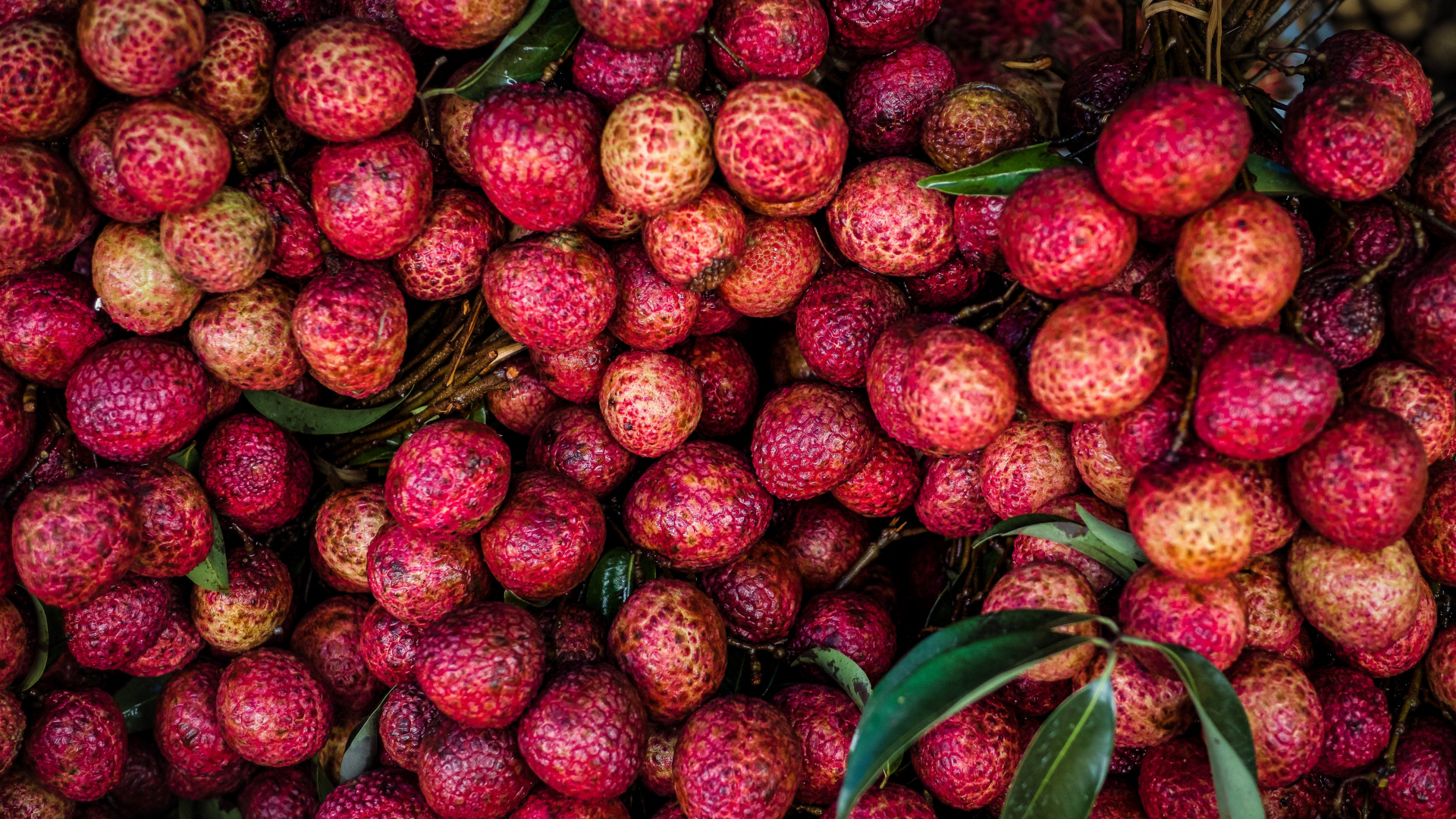 Rote Erdbeeren Auf Braunem Flechtkorb. Wallpaper in 1920x1080 Resolution