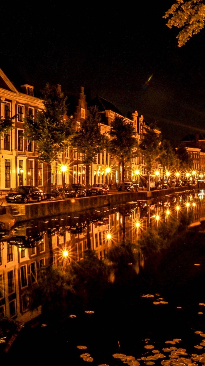 Braunes Betongebäude in Der Nacht. Wallpaper in 720x1280 Resolution