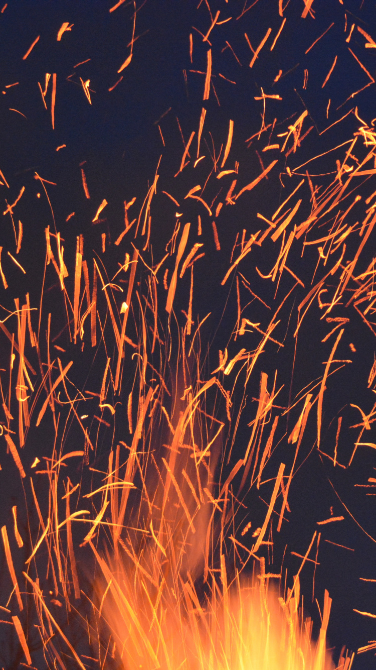 le Feu Fonctionne Dans le Ciel Pendant la Nuit. Wallpaper in 750x1334 Resolution