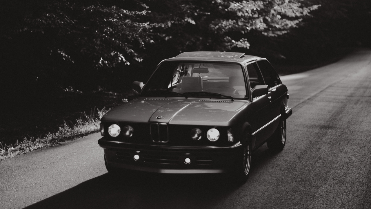 Schwarzes Auto Auf Der Straße in Graustufenfotografie. Wallpaper in 1280x720 Resolution