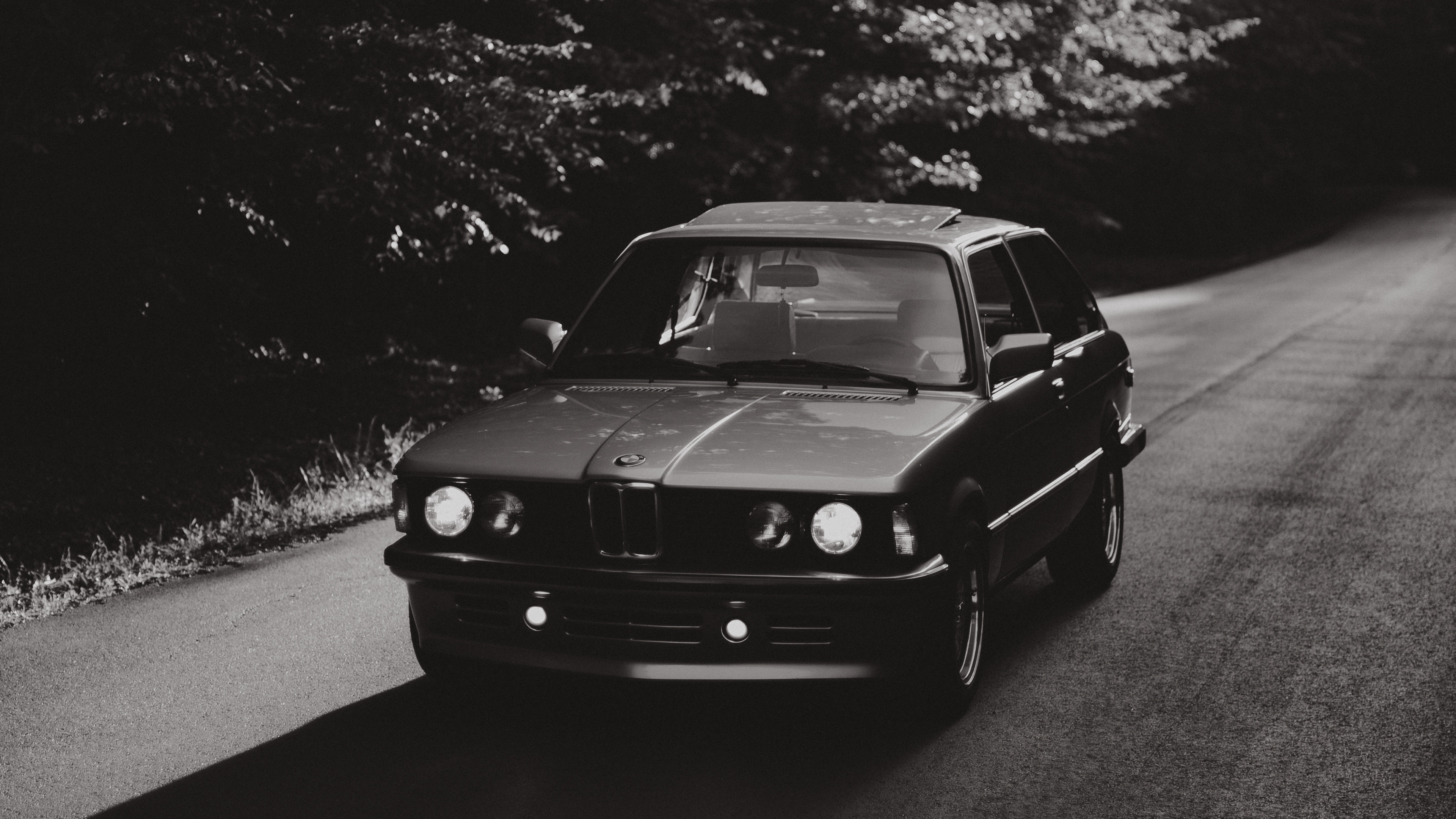 Voiture Noire Sur Route en Photographie en Niveaux de Gris. Wallpaper in 3840x2160 Resolution