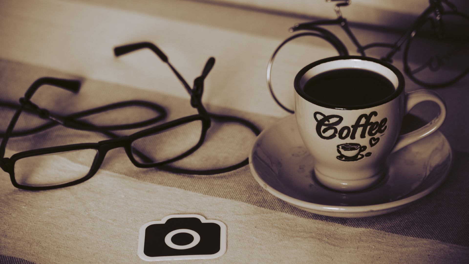 Lunettes à Monture Noire Sur Tasse en Céramique Blanche Avec Soucoupe. Wallpaper in 1920x1080 Resolution