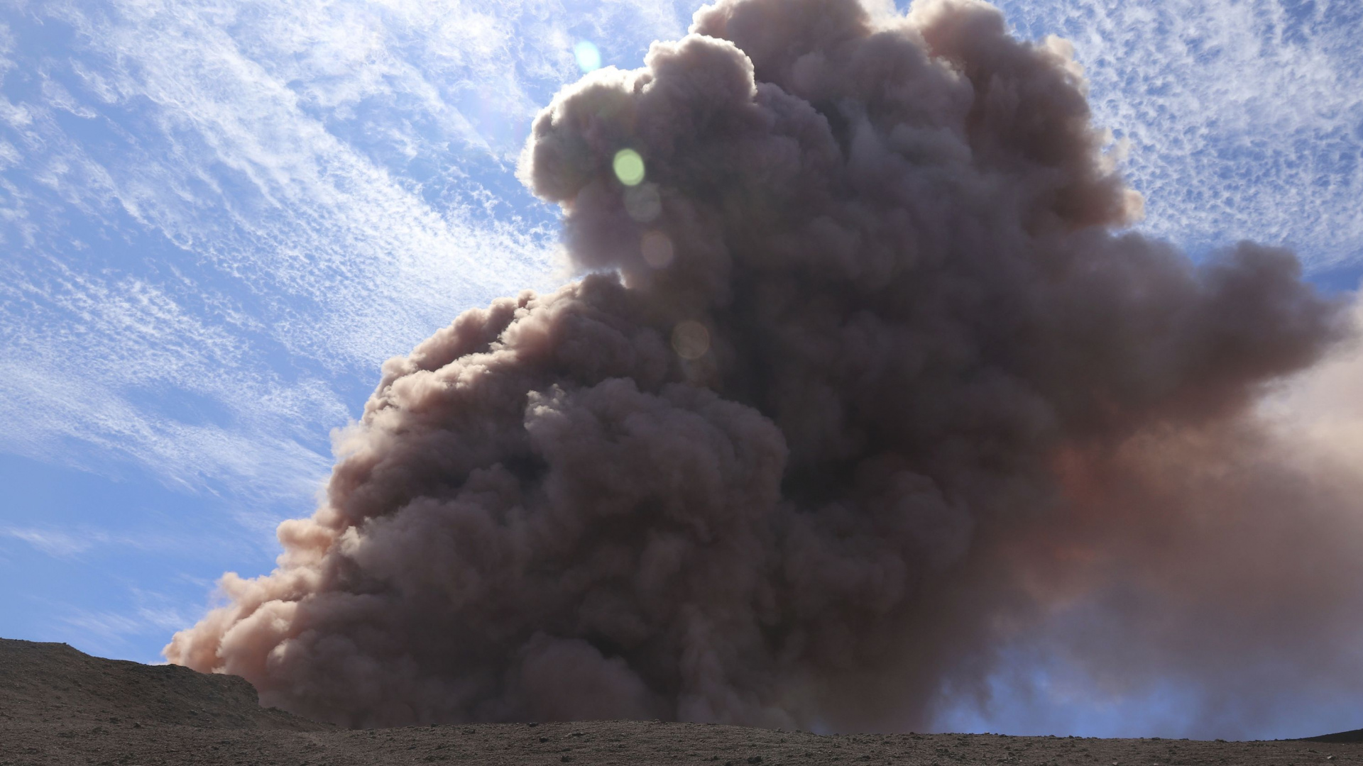 White Smoke on Brown Sand. Wallpaper in 1920x1080 Resolution
