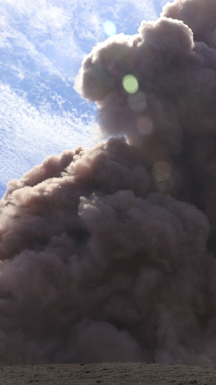 White Smoke on Brown Sand. Wallpaper in 720x1280 Resolution