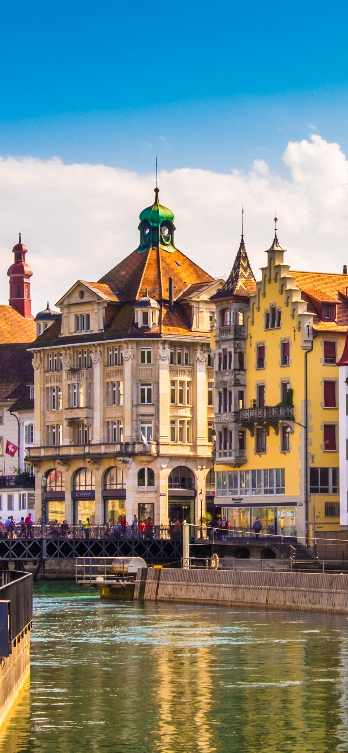 Bâtiment en Béton Blanc et Marron à Côté de la Rivière Pendant la Journée. Wallpaper in 1125x2436 Resolution