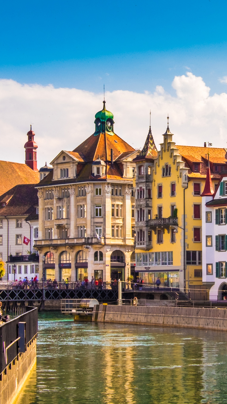 Bâtiment en Béton Blanc et Marron à Côté de la Rivière Pendant la Journée. Wallpaper in 750x1334 Resolution