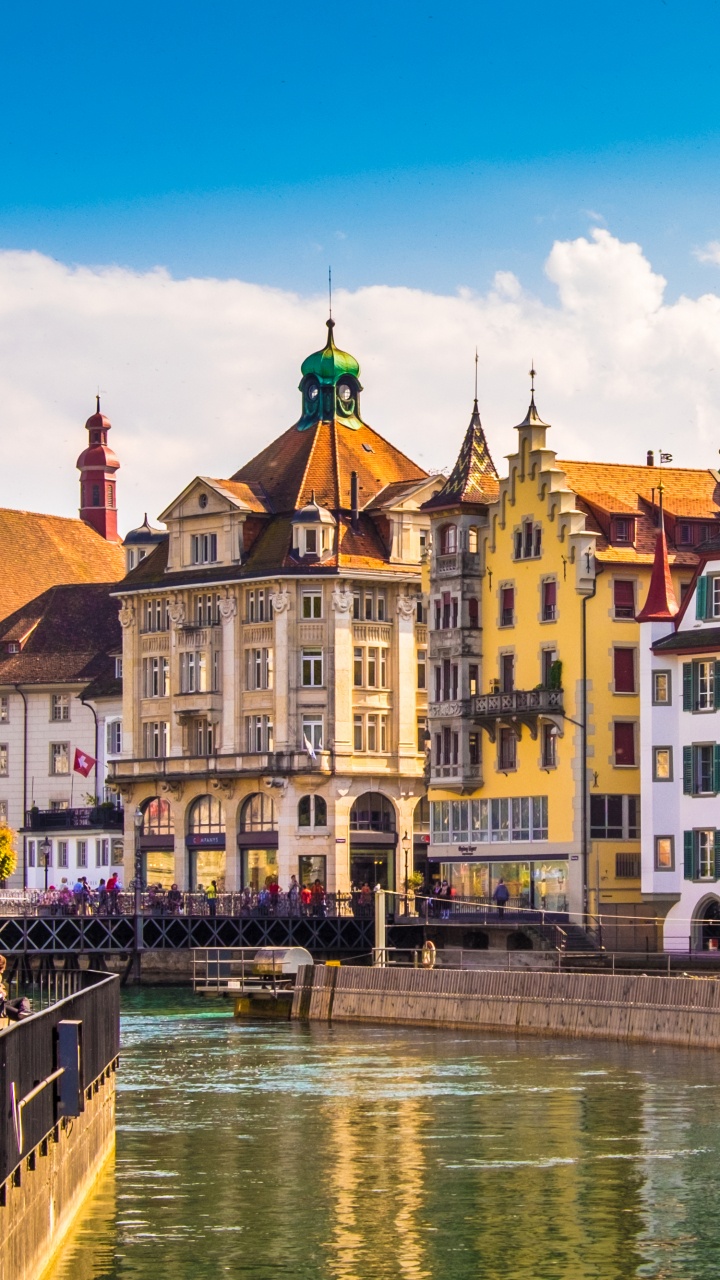 Edificio de Hormigón Blanco y Marrón Junto al Río Durante el Día. Wallpaper in 720x1280 Resolution