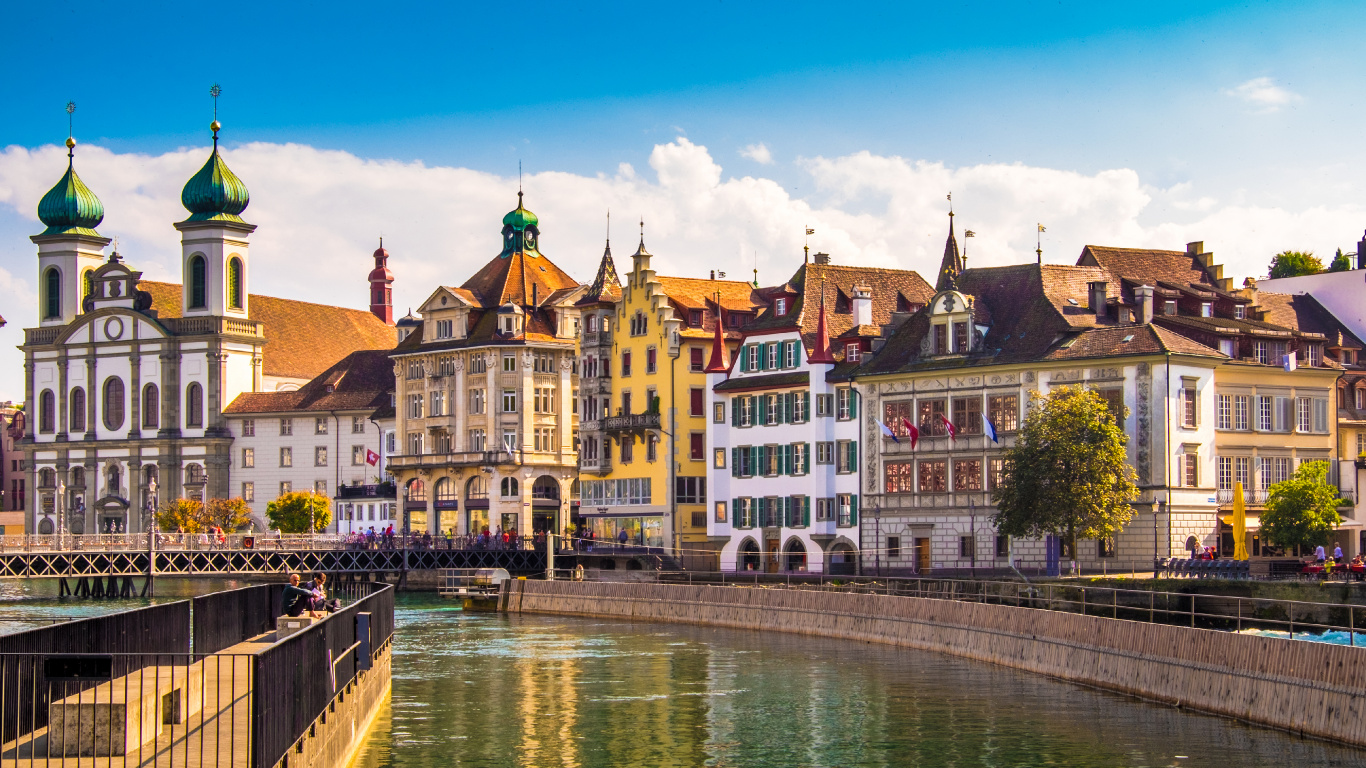 Weißes Und Braunes Betongebäude am Fluss Tagsüber During. Wallpaper in 1366x768 Resolution