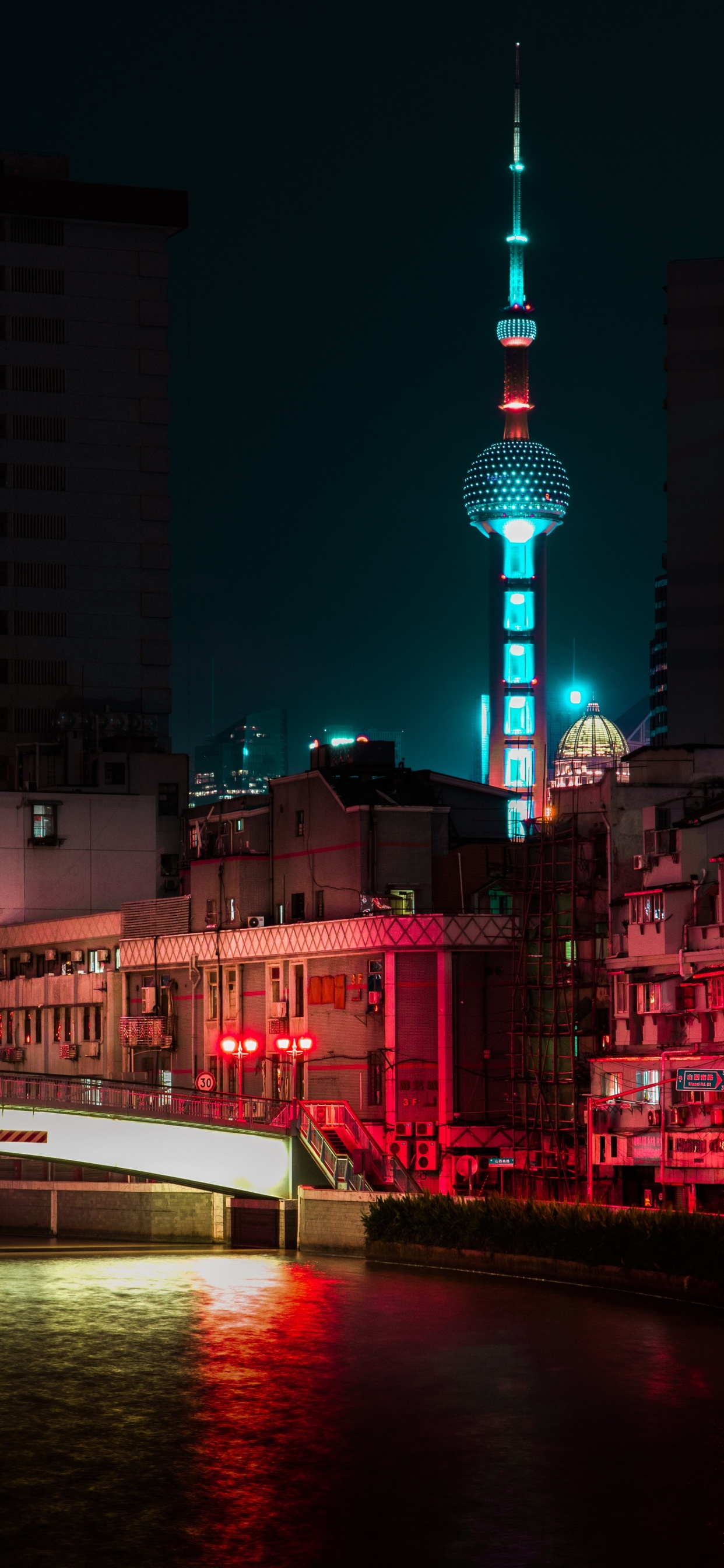 Bateau Blanc Sur L'eau Près Des Bâtiments de la Ville Pendant la Nuit. Wallpaper in 1242x2688 Resolution