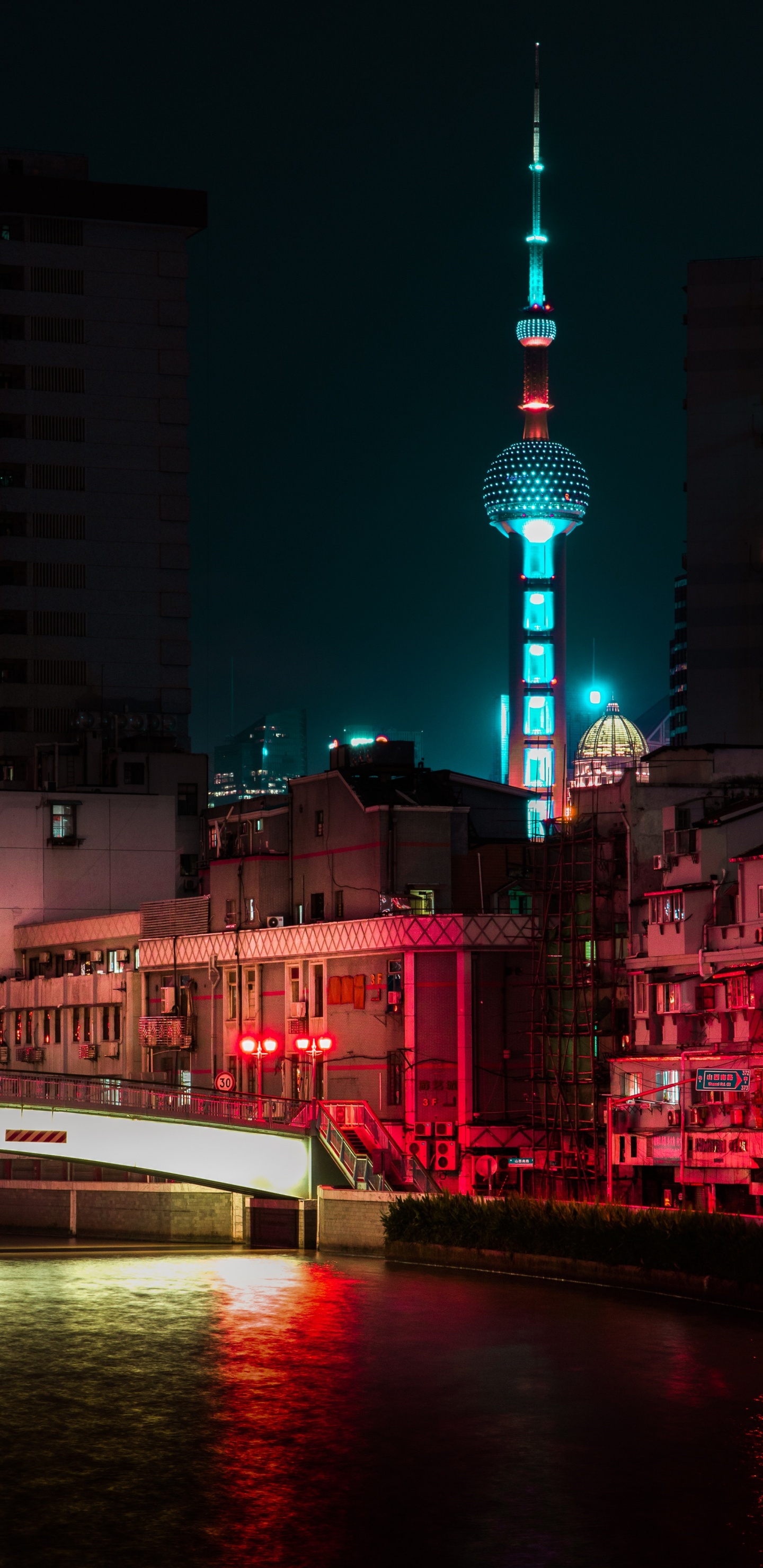 Barco Blanco Sobre el Agua Cerca de Los Edificios de la Ciudad Durante la Noche. Wallpaper in 1440x2960 Resolution