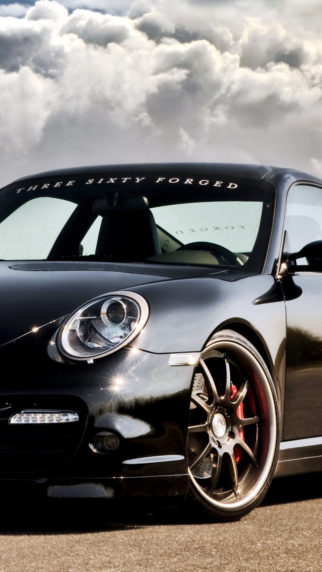 Porsche 911 Negro en Campo Marrón Bajo Nubes Blancas. Wallpaper in 1080x1920 Resolution