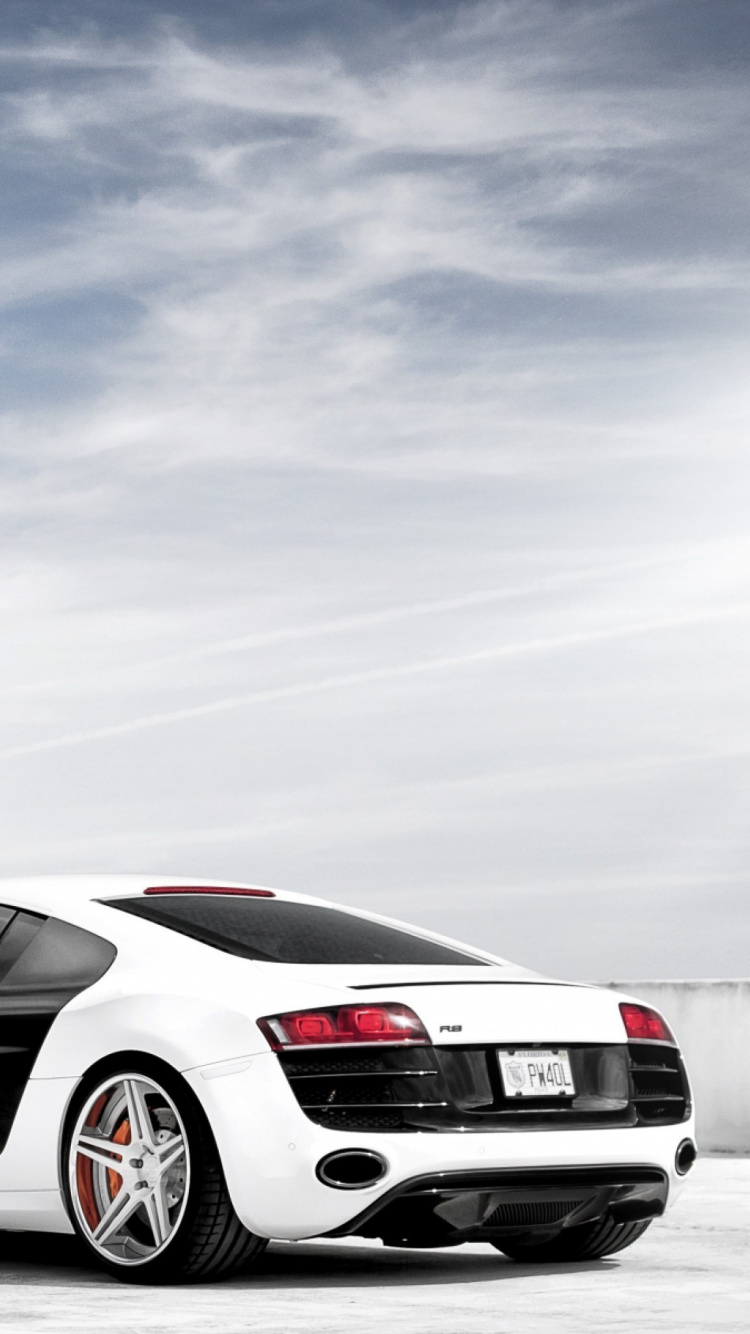 Weißer Porsche 911 Auf Schneebedecktem Feld. Wallpaper in 750x1334 Resolution