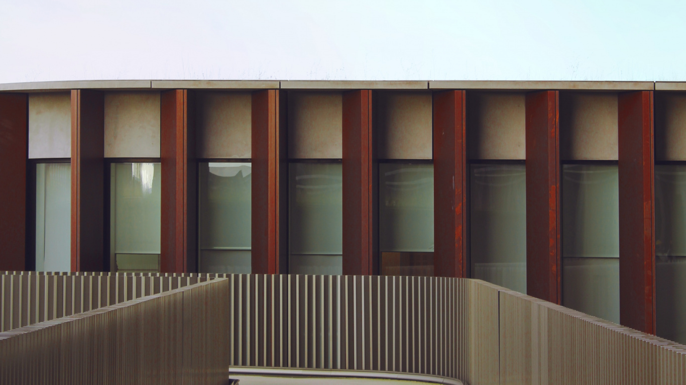 Brown Wooden Building Under White Sky During Daytime. Wallpaper in 1366x768 Resolution