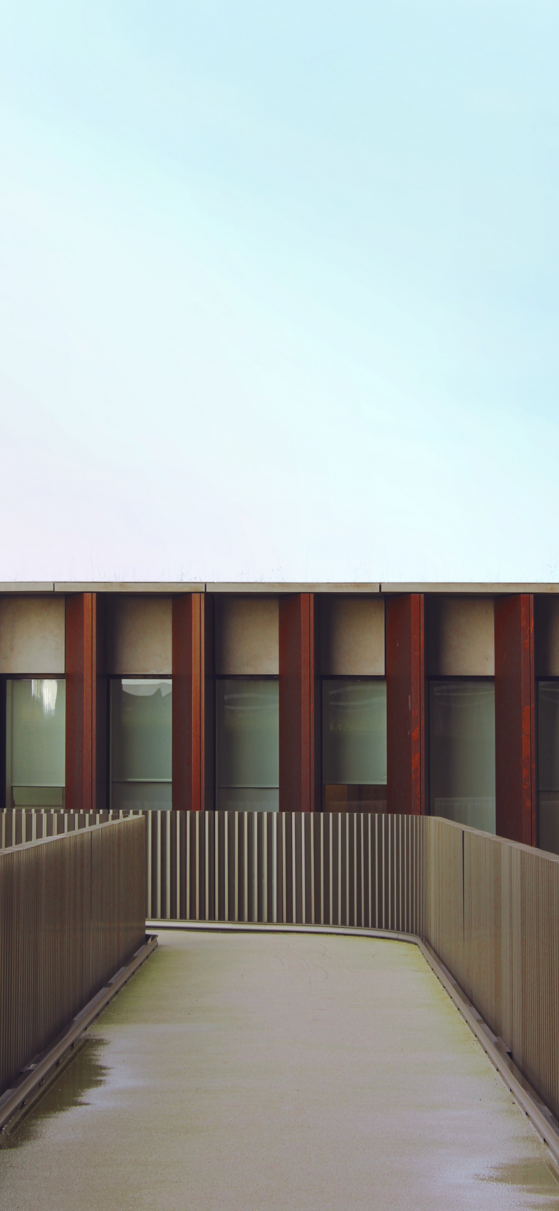 Bâtiment en Bois Brun Sous Ciel Blanc Pendant la Journée. Wallpaper in 1125x2436 Resolution