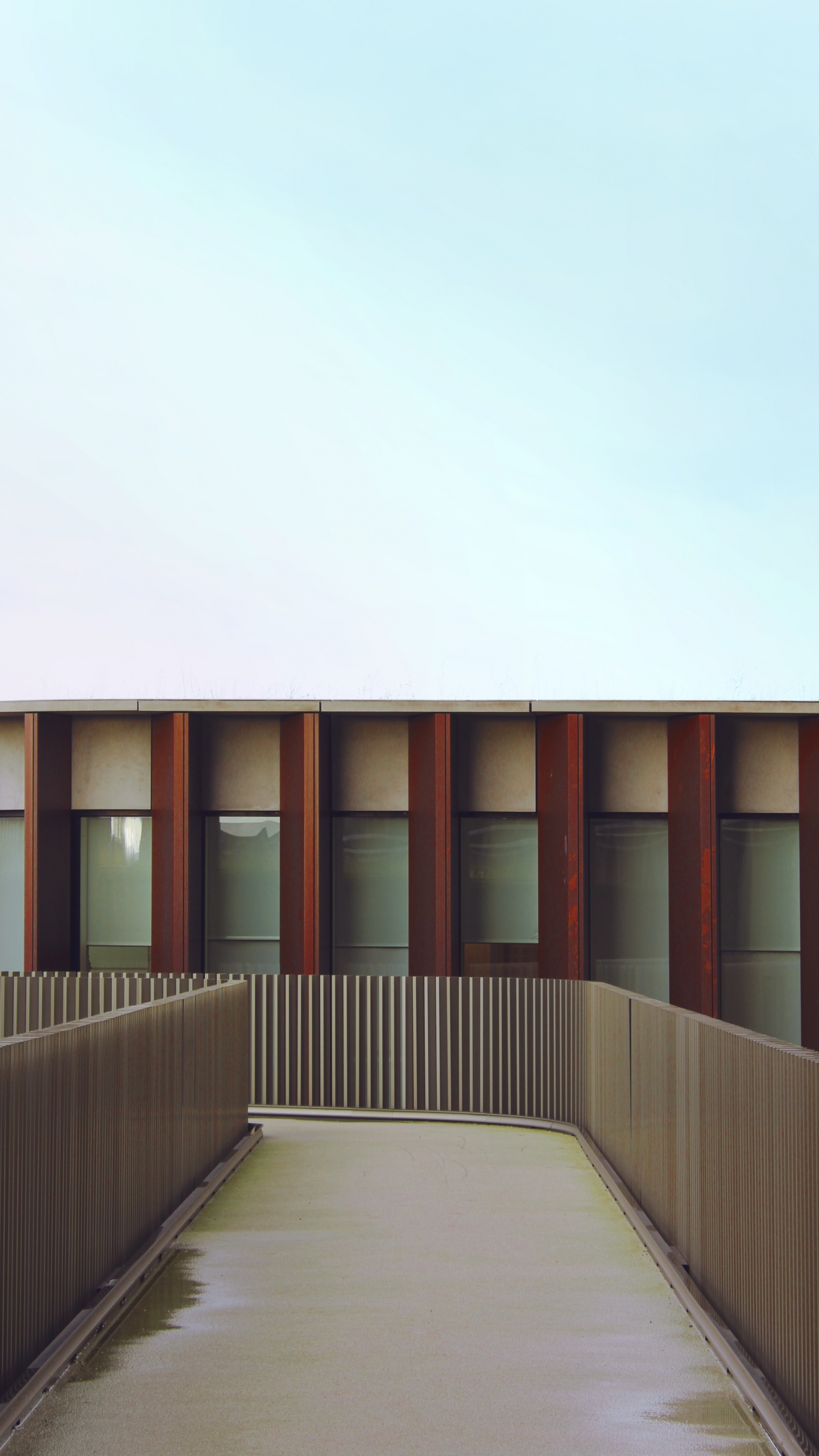 Bâtiment en Bois Brun Sous Ciel Blanc Pendant la Journée. Wallpaper in 1440x2560 Resolution