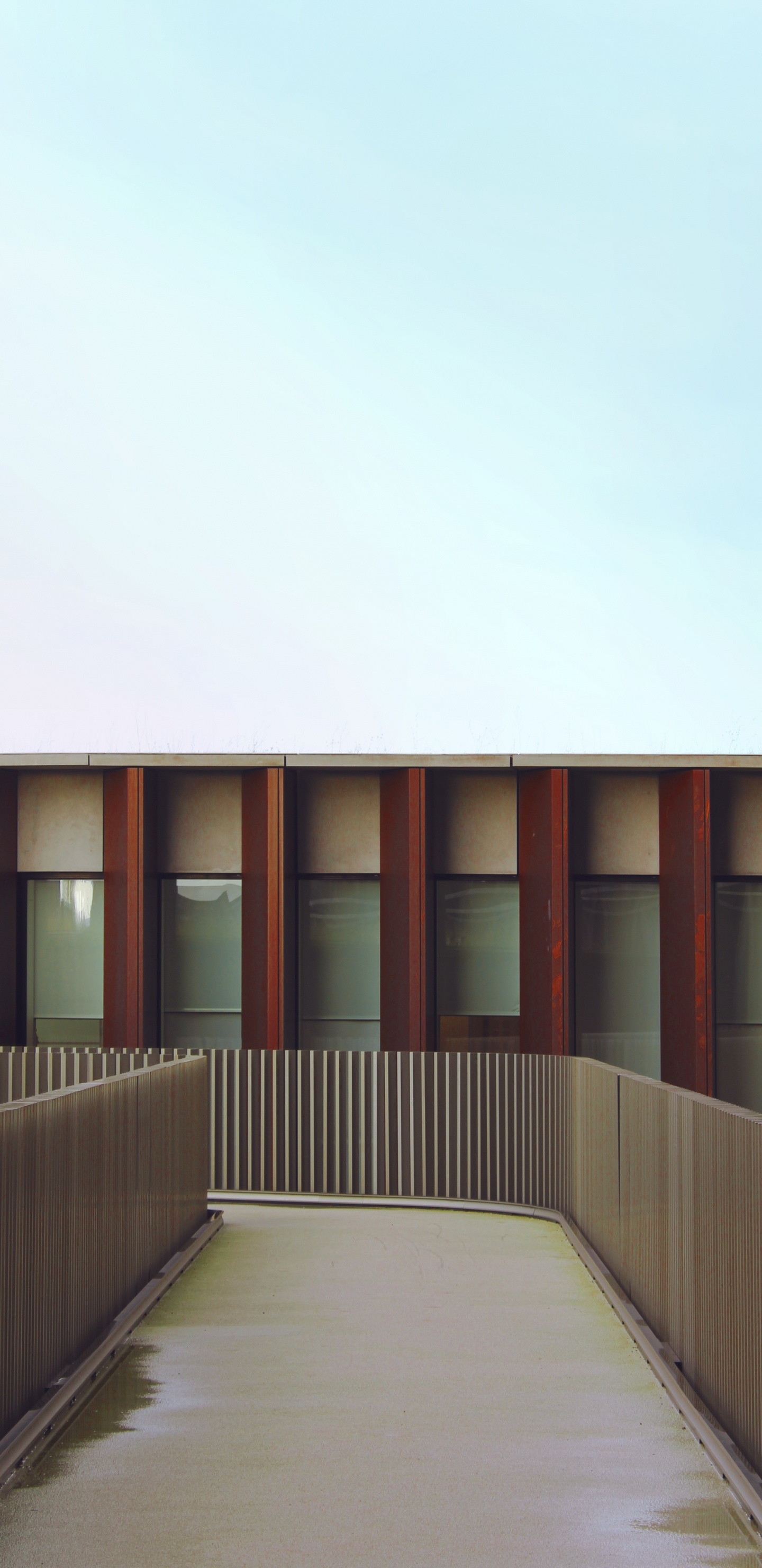 Bâtiment en Bois Brun Sous Ciel Blanc Pendant la Journée. Wallpaper in 1440x2960 Resolution