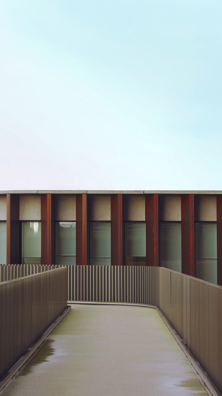 Bâtiment en Bois Brun Sous Ciel Blanc Pendant la Journée. Wallpaper in 720x1280 Resolution