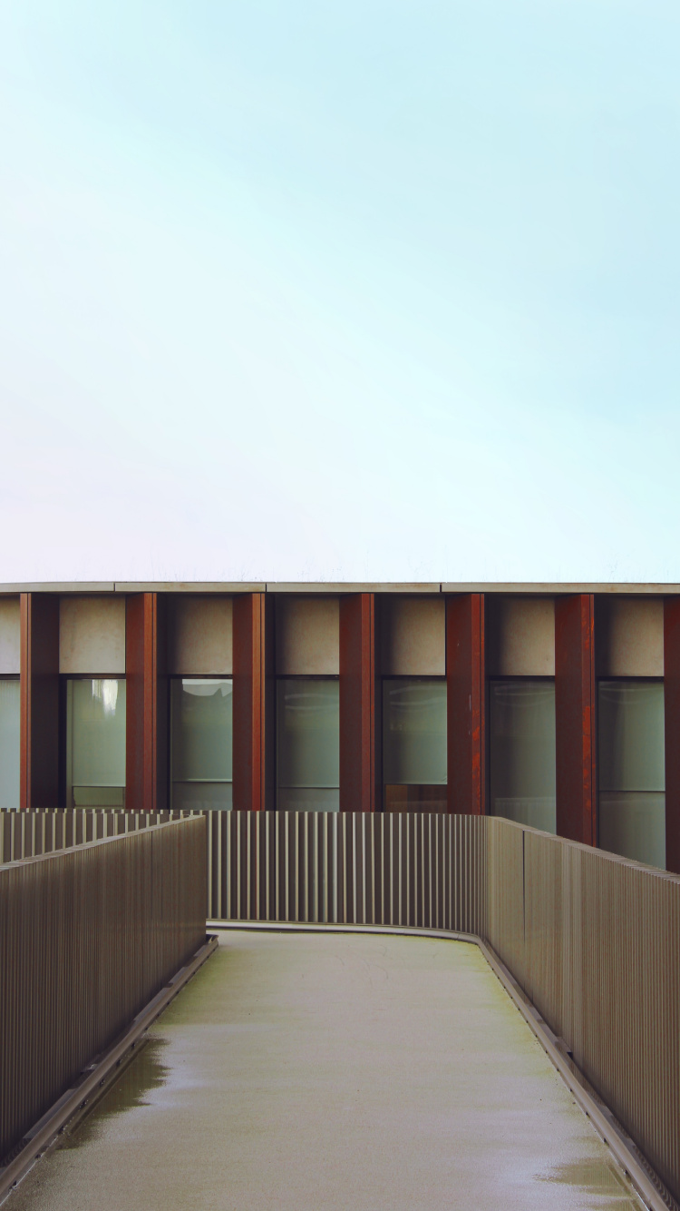 Bâtiment en Bois Brun Sous Ciel Blanc Pendant la Journée. Wallpaper in 750x1334 Resolution