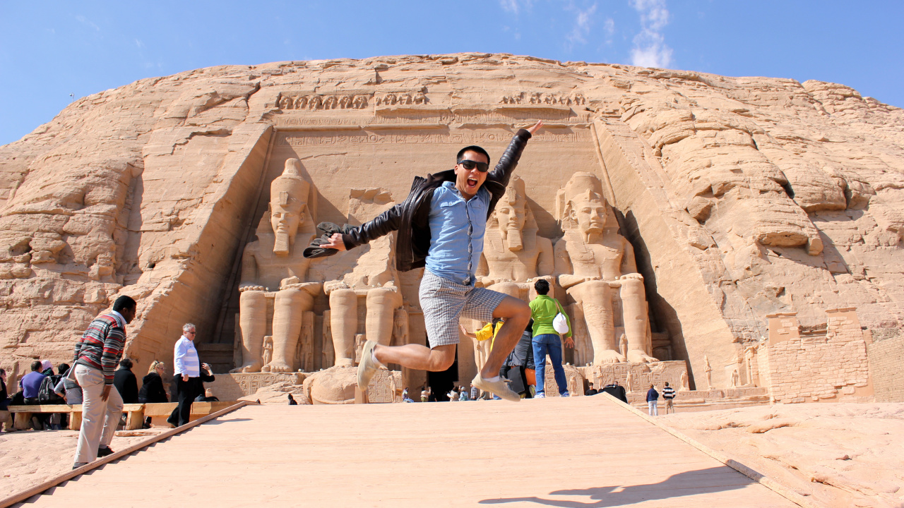 Man in Black Jacket and Blue Denim Jeans Standing on Brown Sand During Daytime. Wallpaper in 1280x720 Resolution