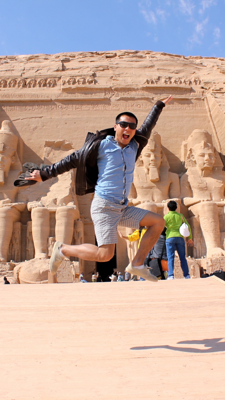 Mann in Schwarzer Jacke Und Blauer Jeans, Der Tagsüber Auf Braunem Sand Steht. Wallpaper in 720x1280 Resolution