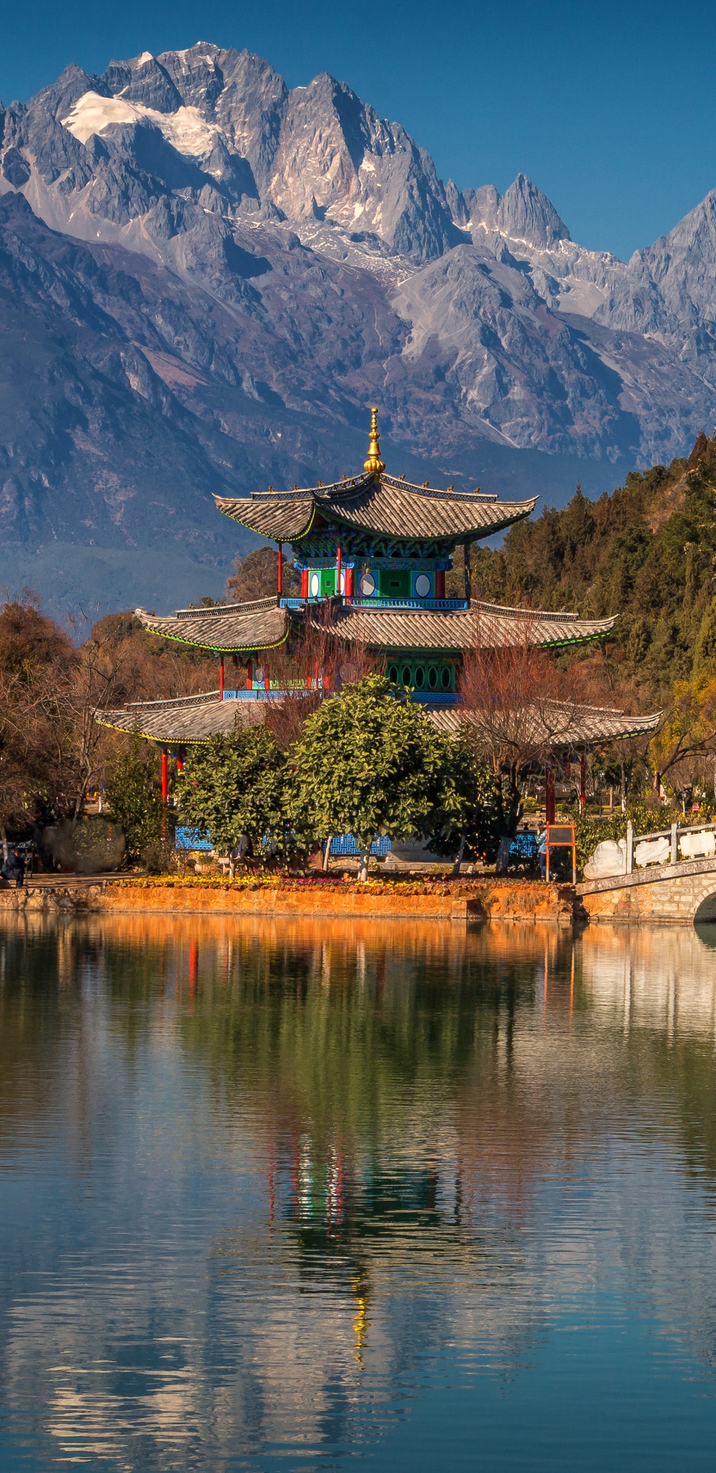 Braune Holzbrücke Über Den Fluss in Der Nähe Des Berges. Wallpaper in 1440x2960 Resolution