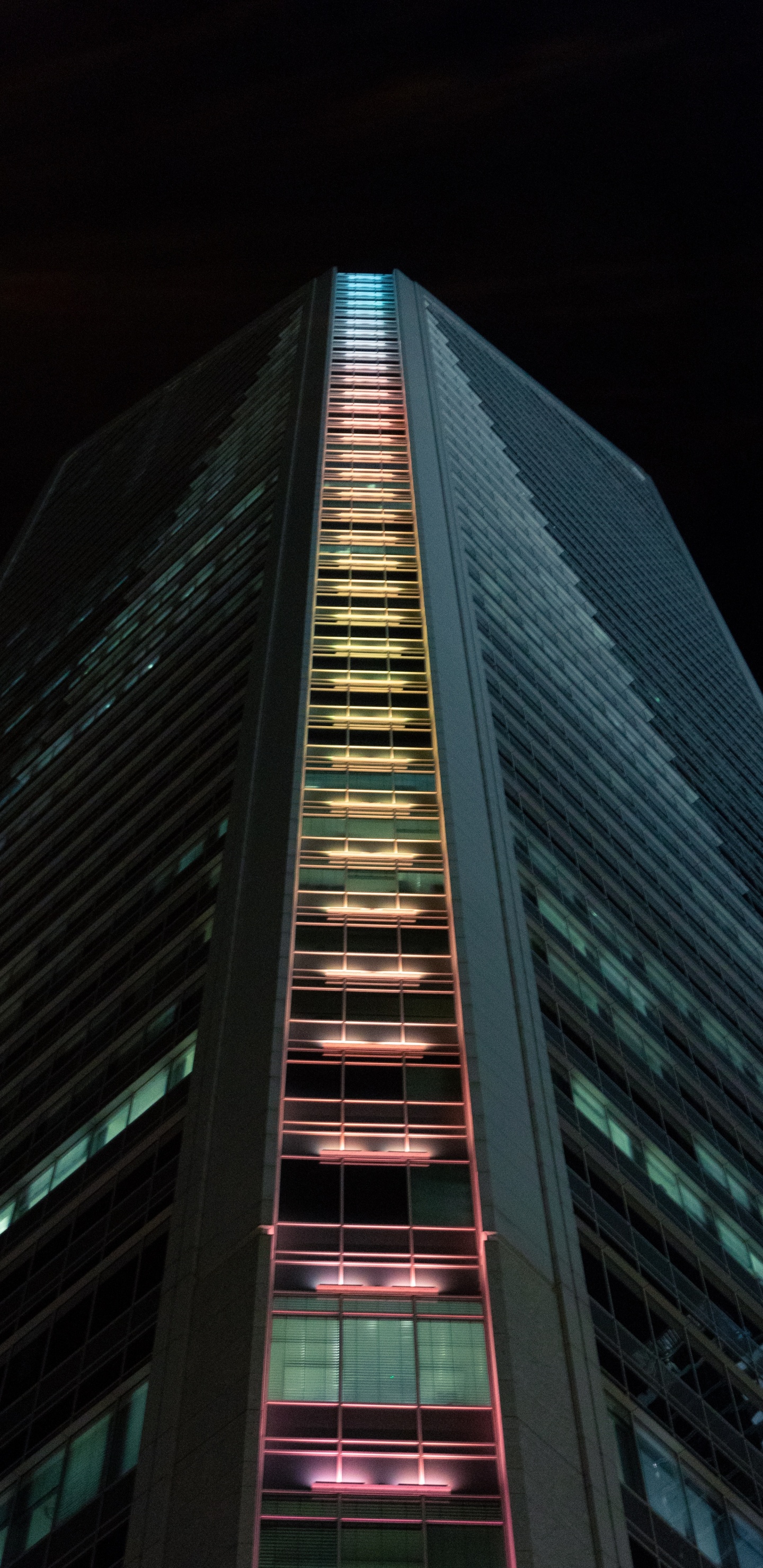 Fotografía de Ángulo Bajo de Edificio de Gran Altura.. Wallpaper in 1440x2960 Resolution