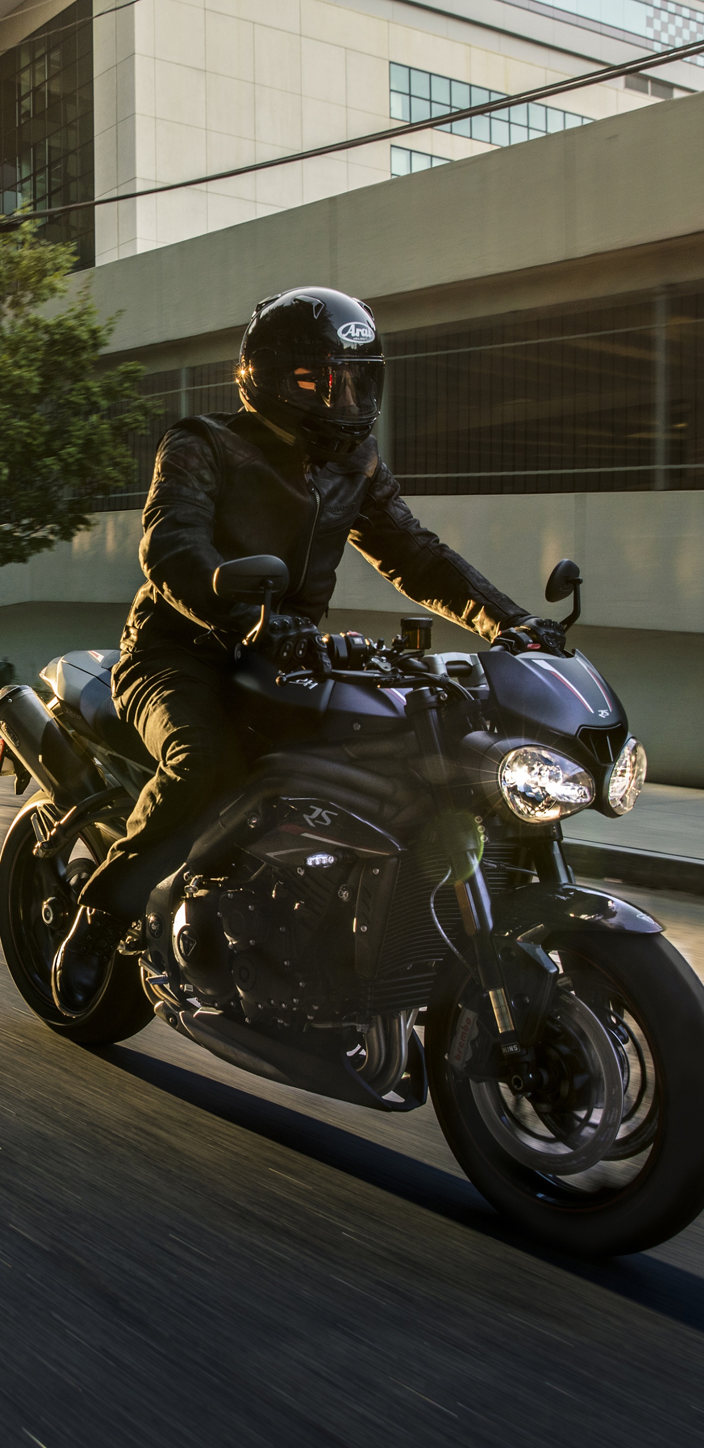 Homme au Casque de Moto Noir Équitation Moto Sur Route Pendant la Journée. Wallpaper in 1440x2960 Resolution