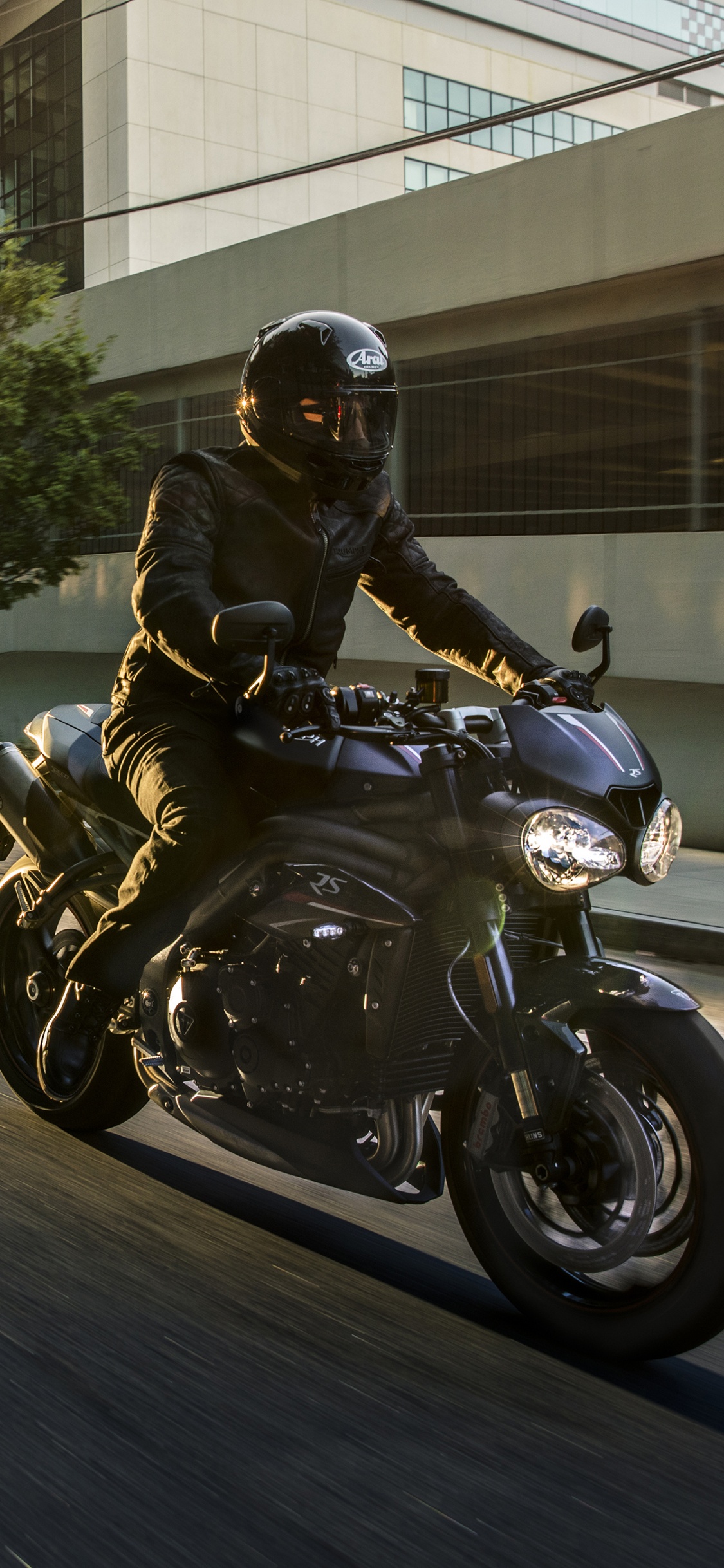 Hombre en Casco de Motocicleta Negro Montando Motocicleta en la Carretera Durante el Día. Wallpaper in 1125x2436 Resolution
