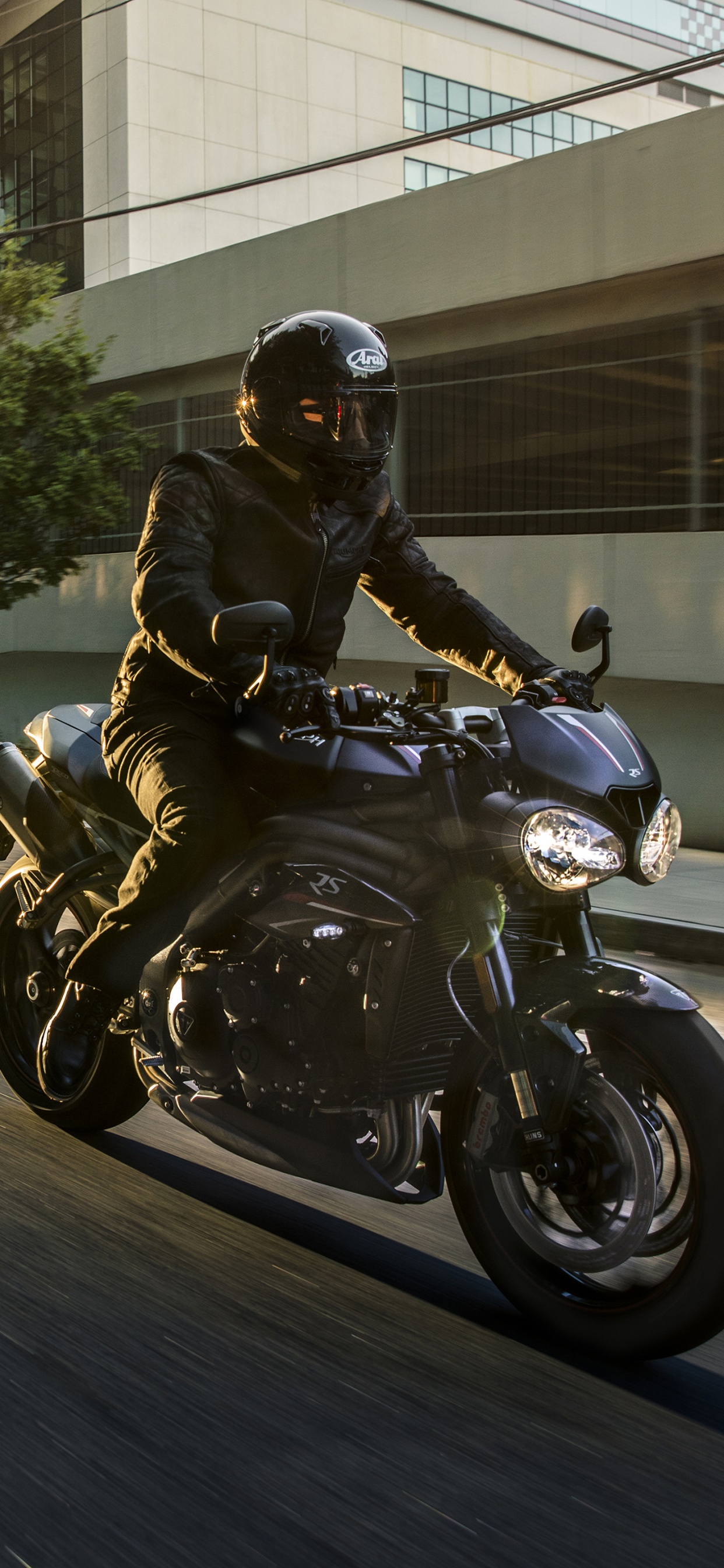 Hombre en Casco de Motocicleta Negro Montando Motocicleta en la Carretera Durante el Día. Wallpaper in 1242x2688 Resolution