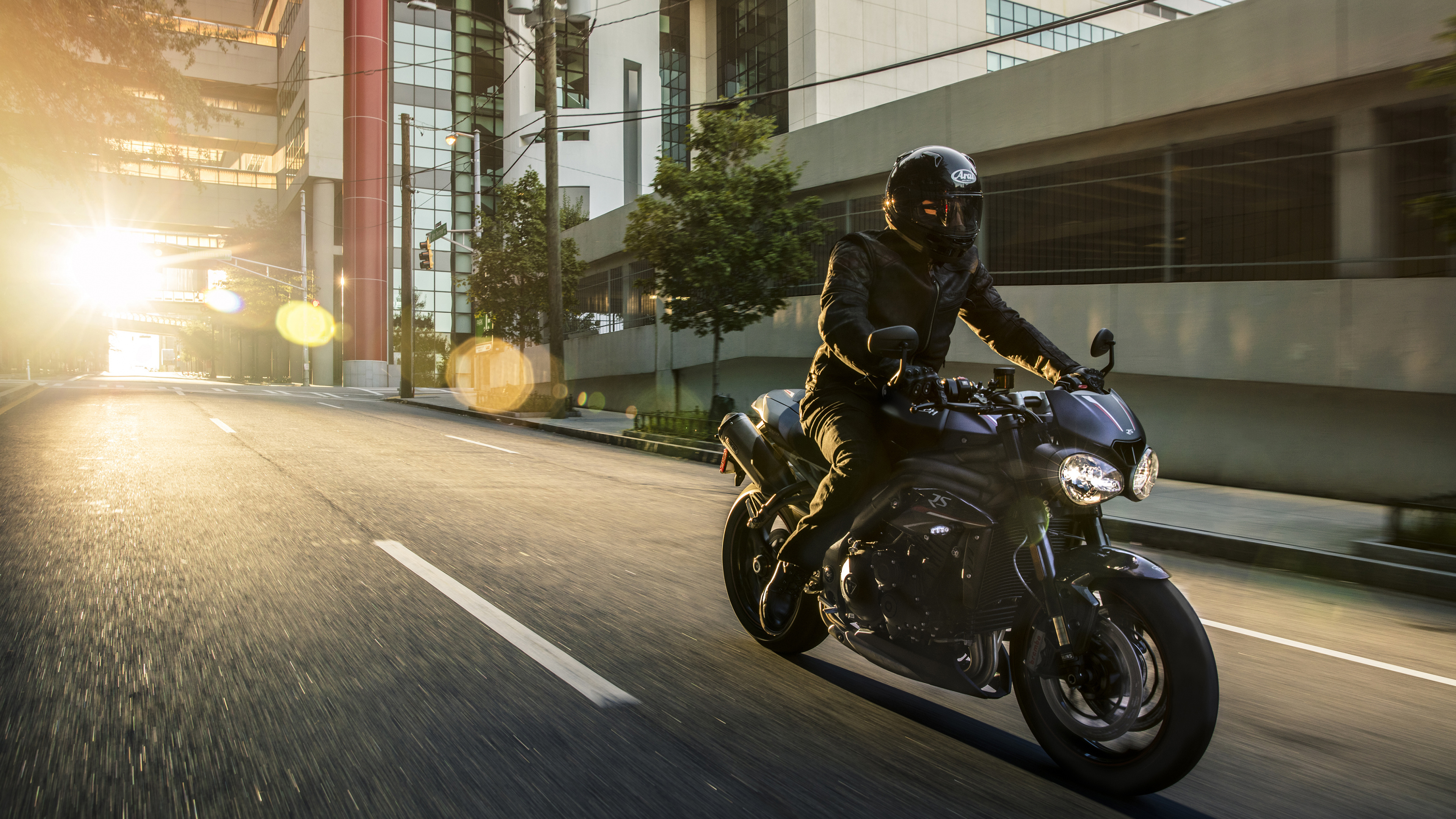 Mann im Schwarzen Motorradhelm, Der Tagsüber Motorrad Auf Der Straße Fährt. Wallpaper in 3840x2160 Resolution