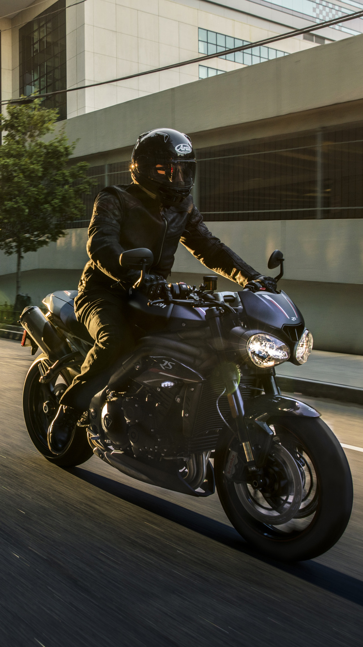 Mann im Schwarzen Motorradhelm, Der Tagsüber Motorrad Auf Der Straße Fährt. Wallpaper in 750x1334 Resolution