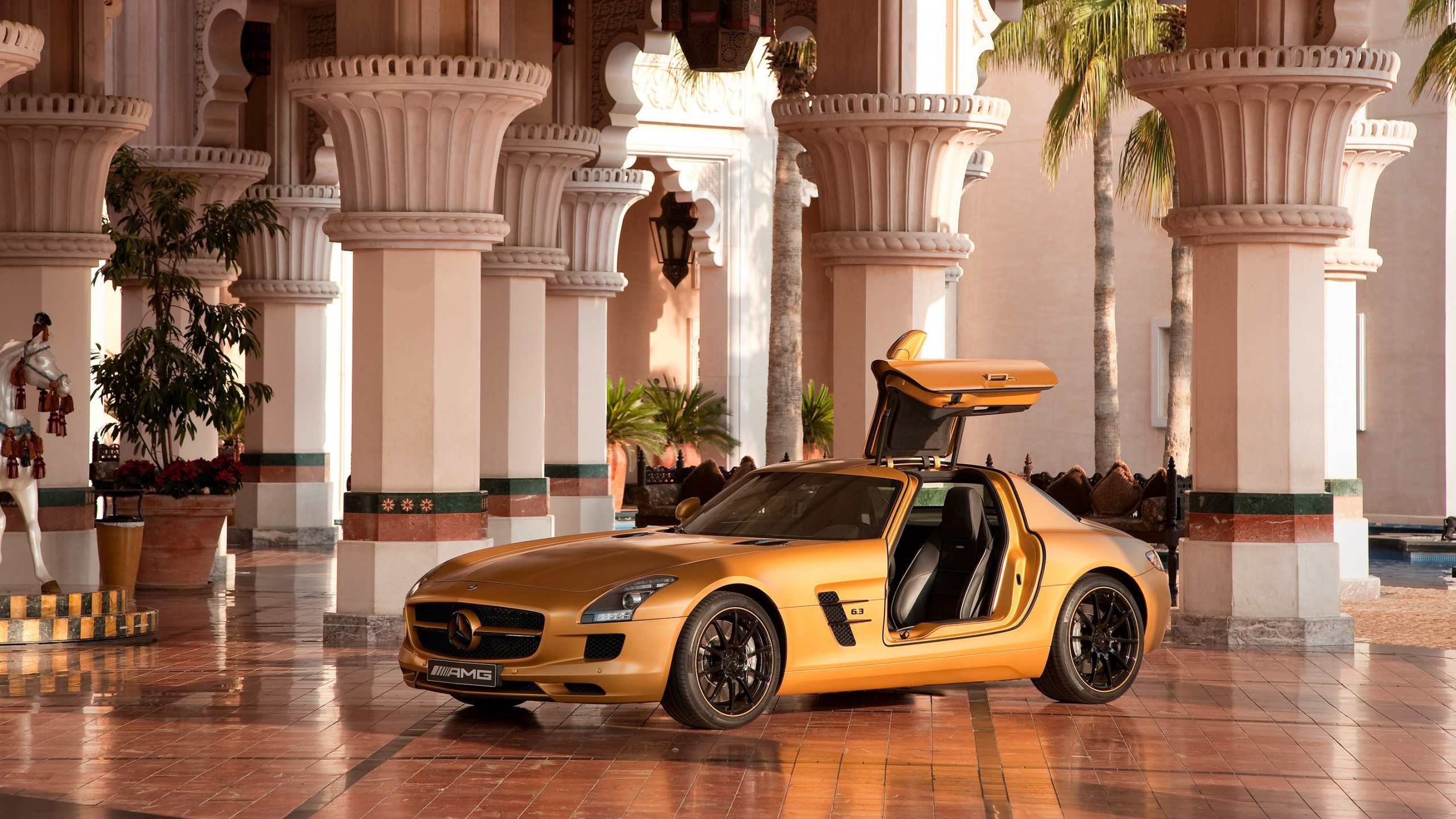 Gelber Porsche 911 Tagsüber in Der Nähe Eines Weißen Betongebäudes Geparkt. Wallpaper in 2560x1440 Resolution