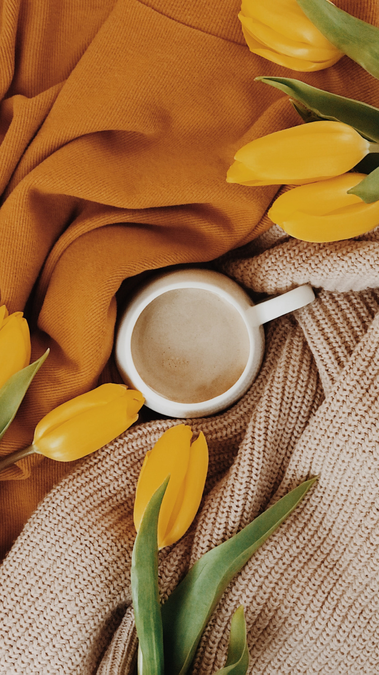 Weiße Keramiktasse Auf Gelbem Textil. Wallpaper in 750x1334 Resolution