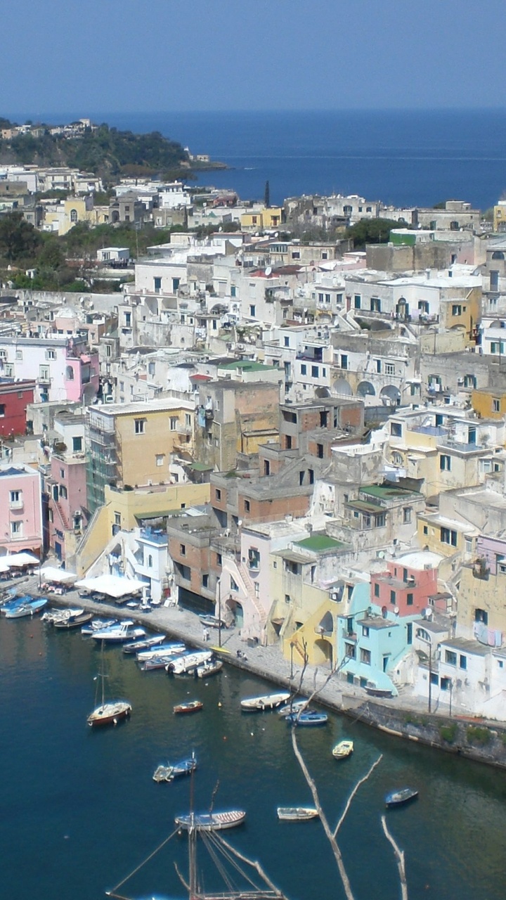 White and Brown Concrete Buildings Near Body of Water During Daytime. Wallpaper in 720x1280 Resolution
