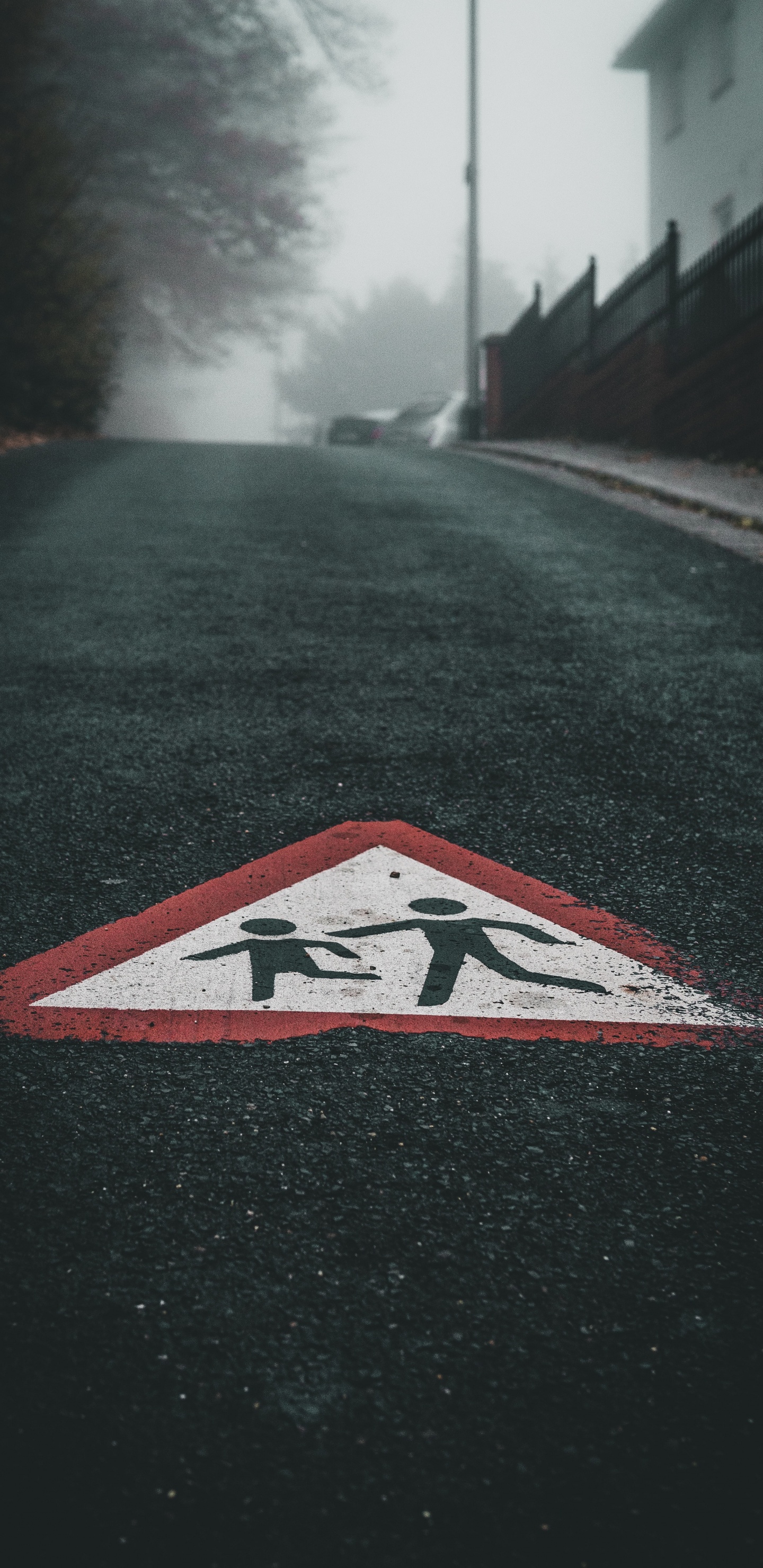 Signe de Flèche Noir Blanc et Rouge Sur la Route. Wallpaper in 1440x2960 Resolution