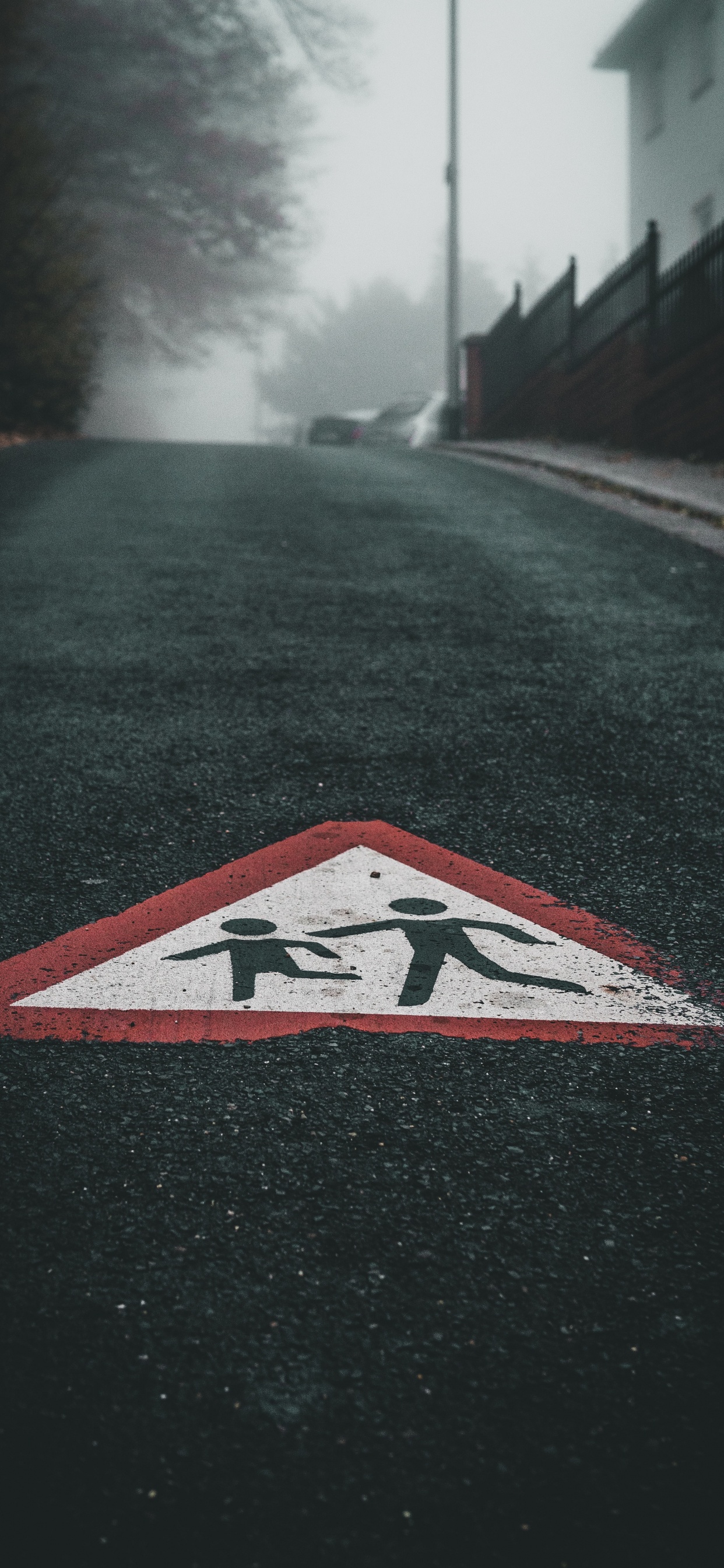 Black White and Red Arrow Sign on Road. Wallpaper in 1242x2688 Resolution