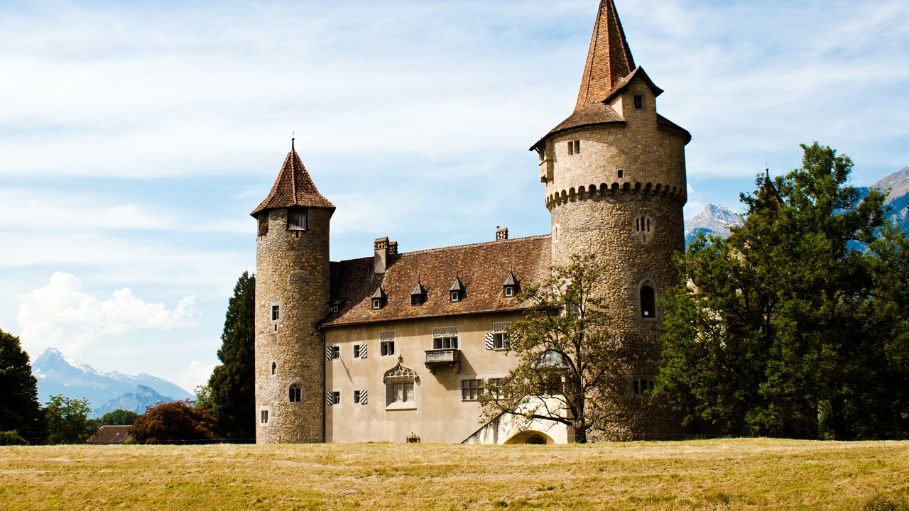 Château de Béton Blanc et Marron Sous Des Nuages Blancs Pendant la Journée. Wallpaper in 1280x720 Resolution
